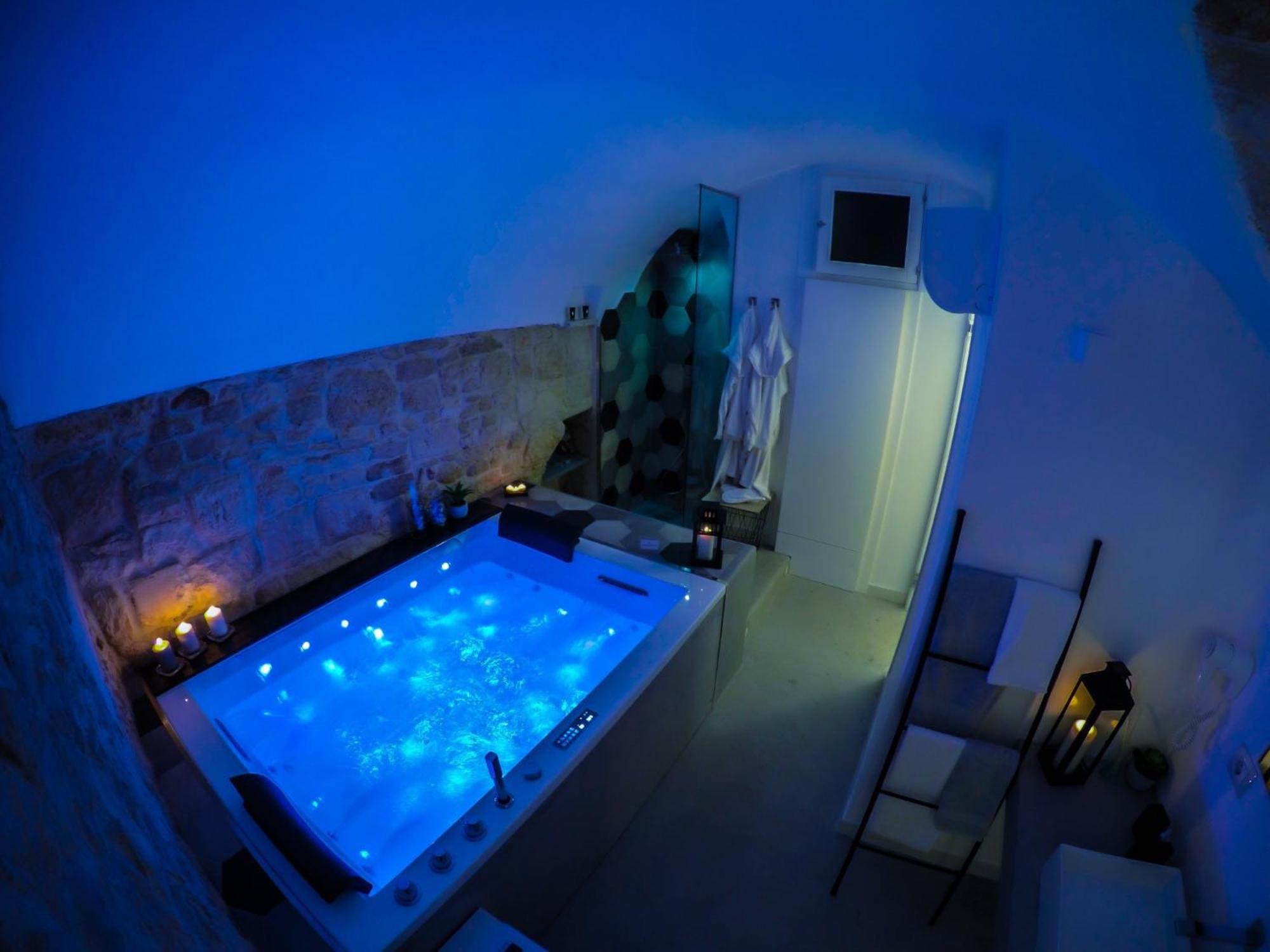 Double Room with Spa Bath - Photo 6