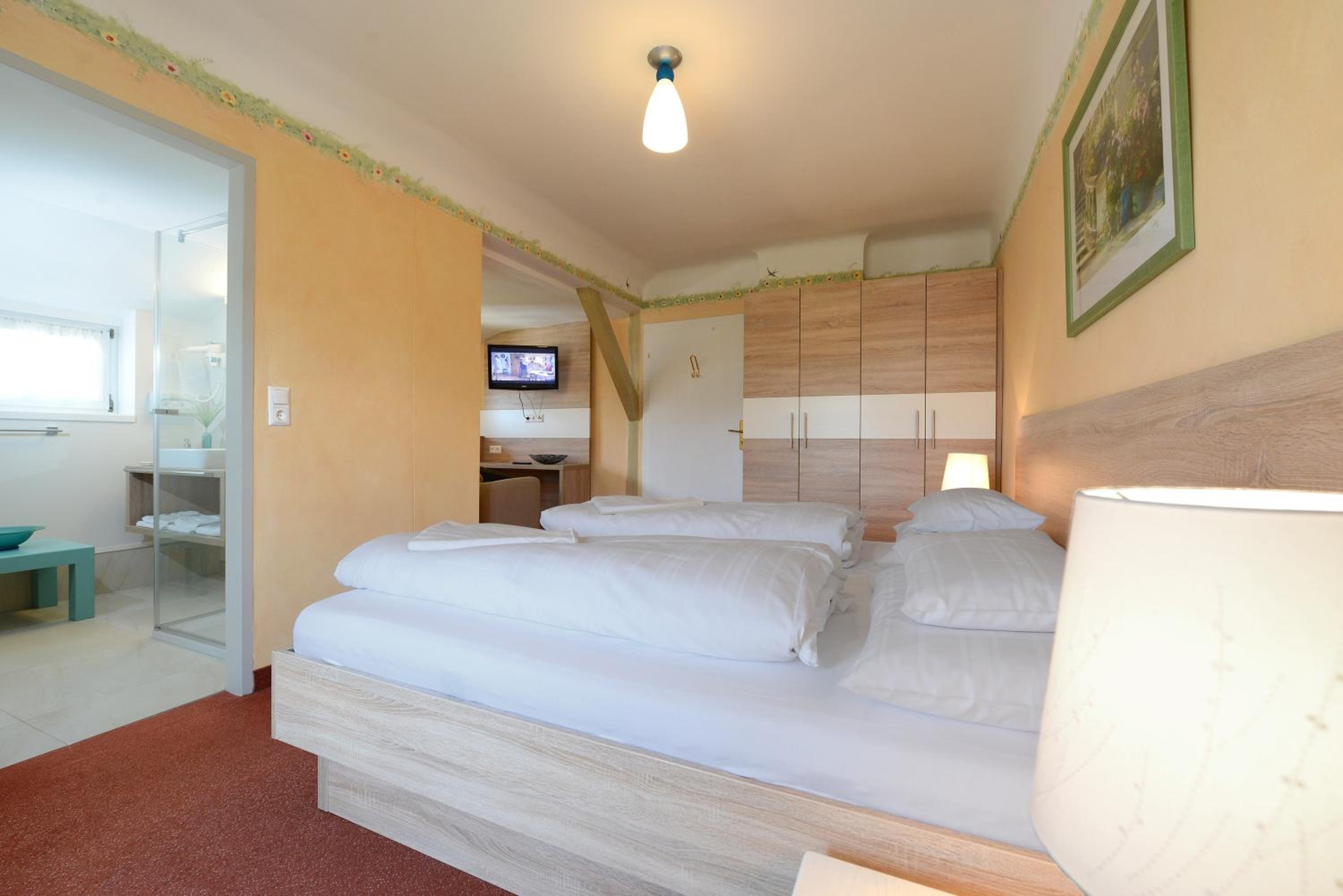 Large Double Room with Balcony and Lake View photo 2