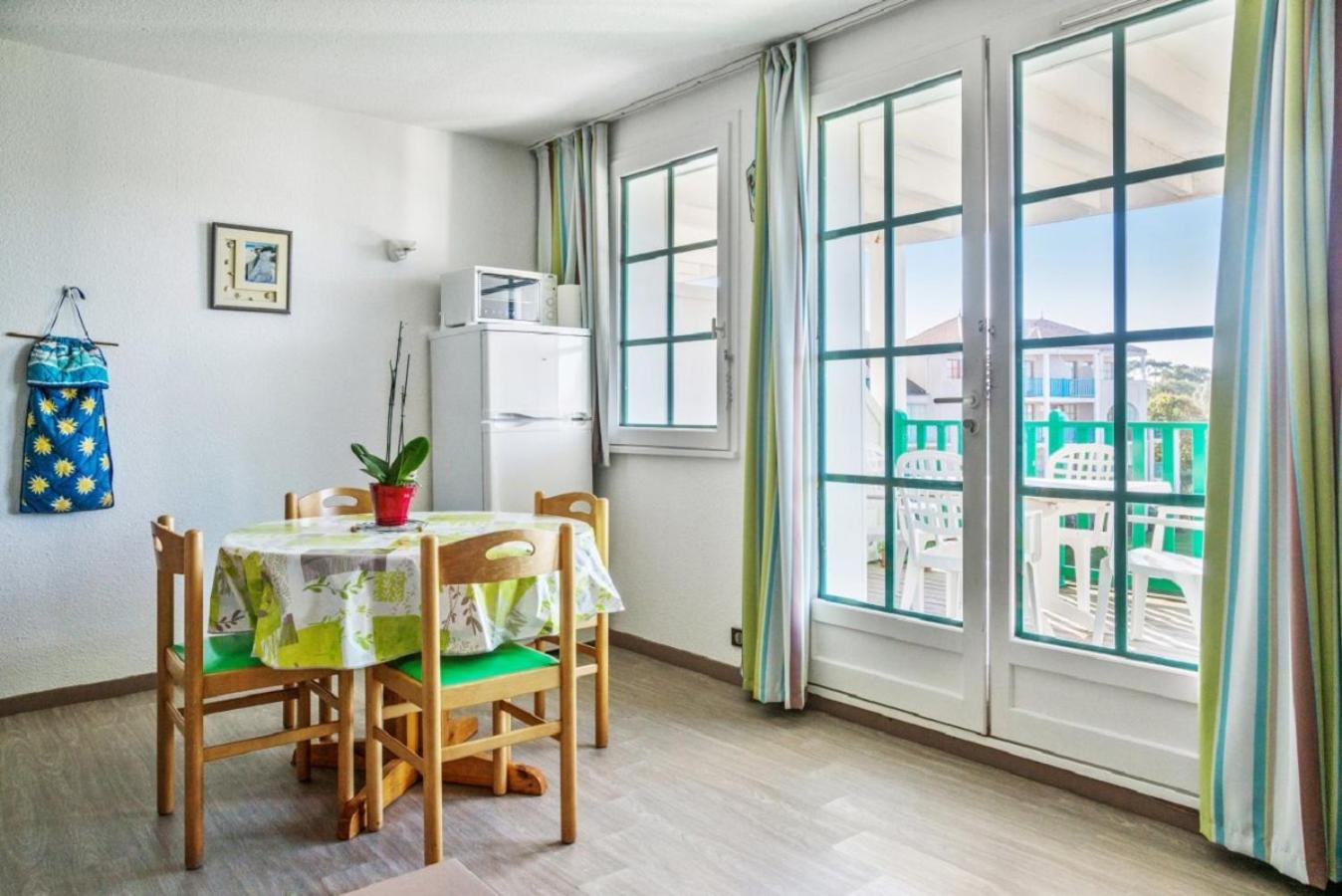 Select One-Bedroom Apartment (4 People)