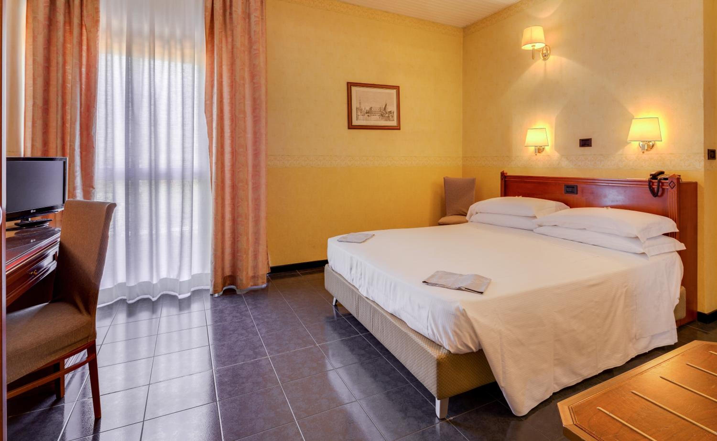 Standard Double Room - Photo 2