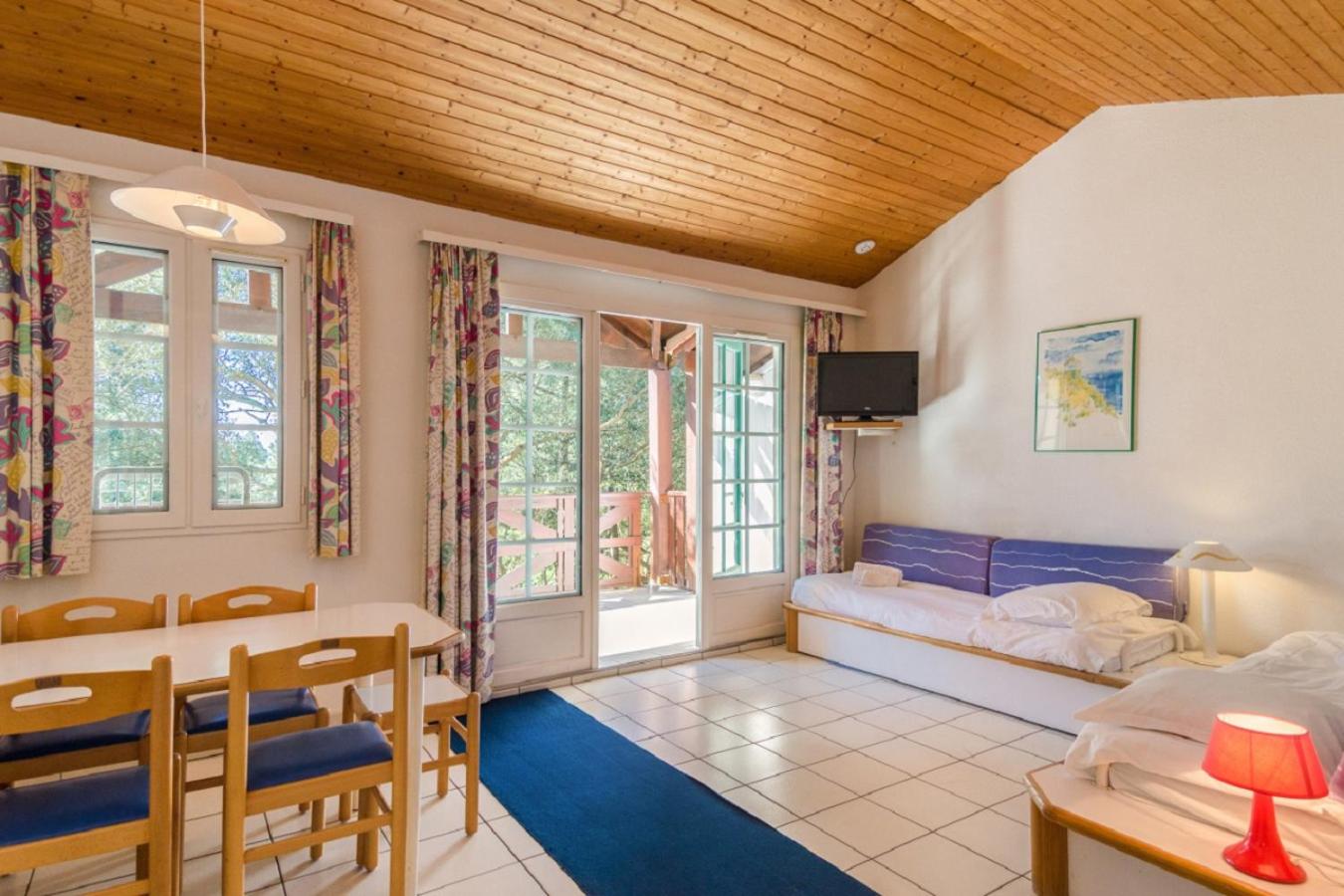 Budget One-Bedroom Apartment (7 People)