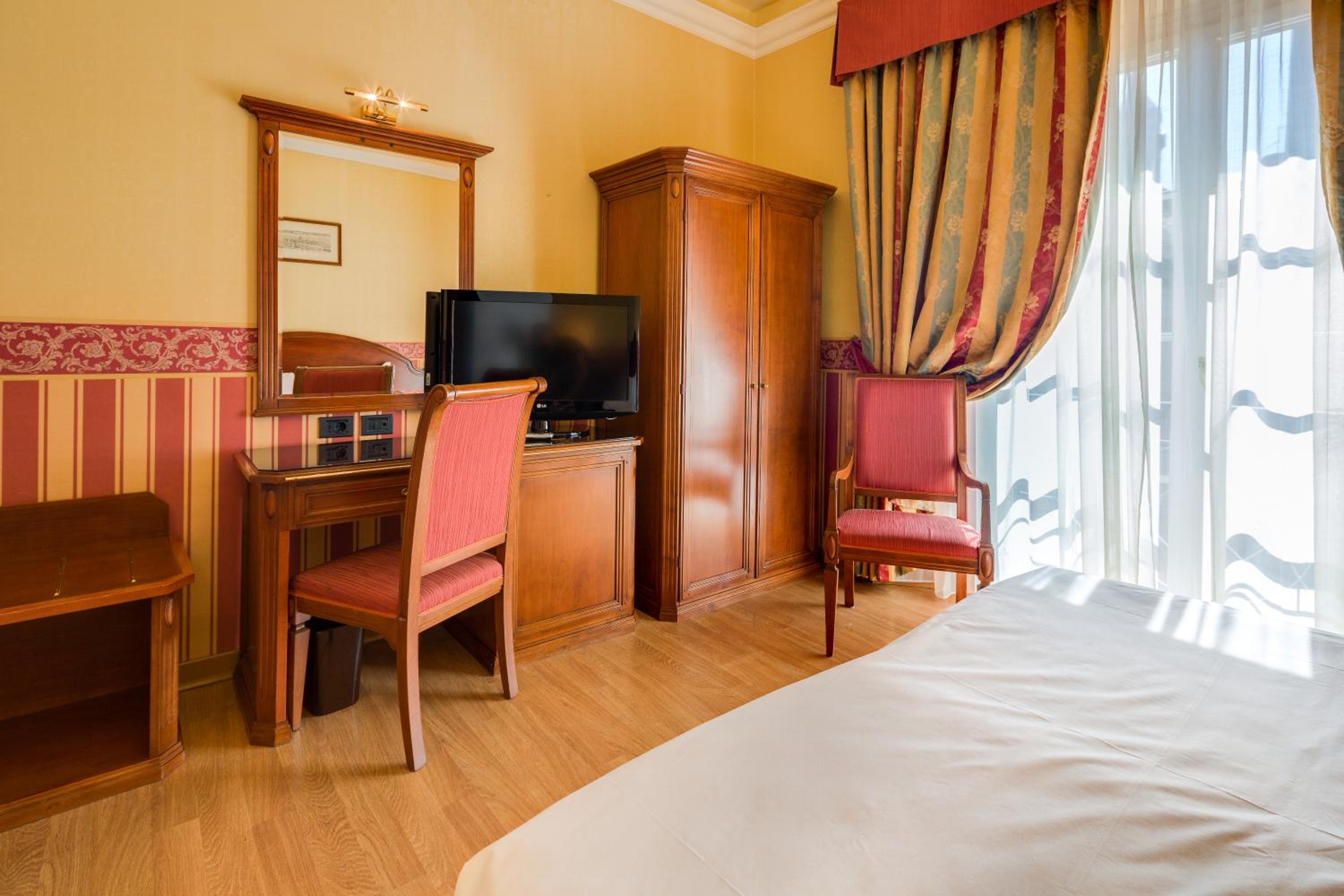 Deluxe Room with City View - Photo 2