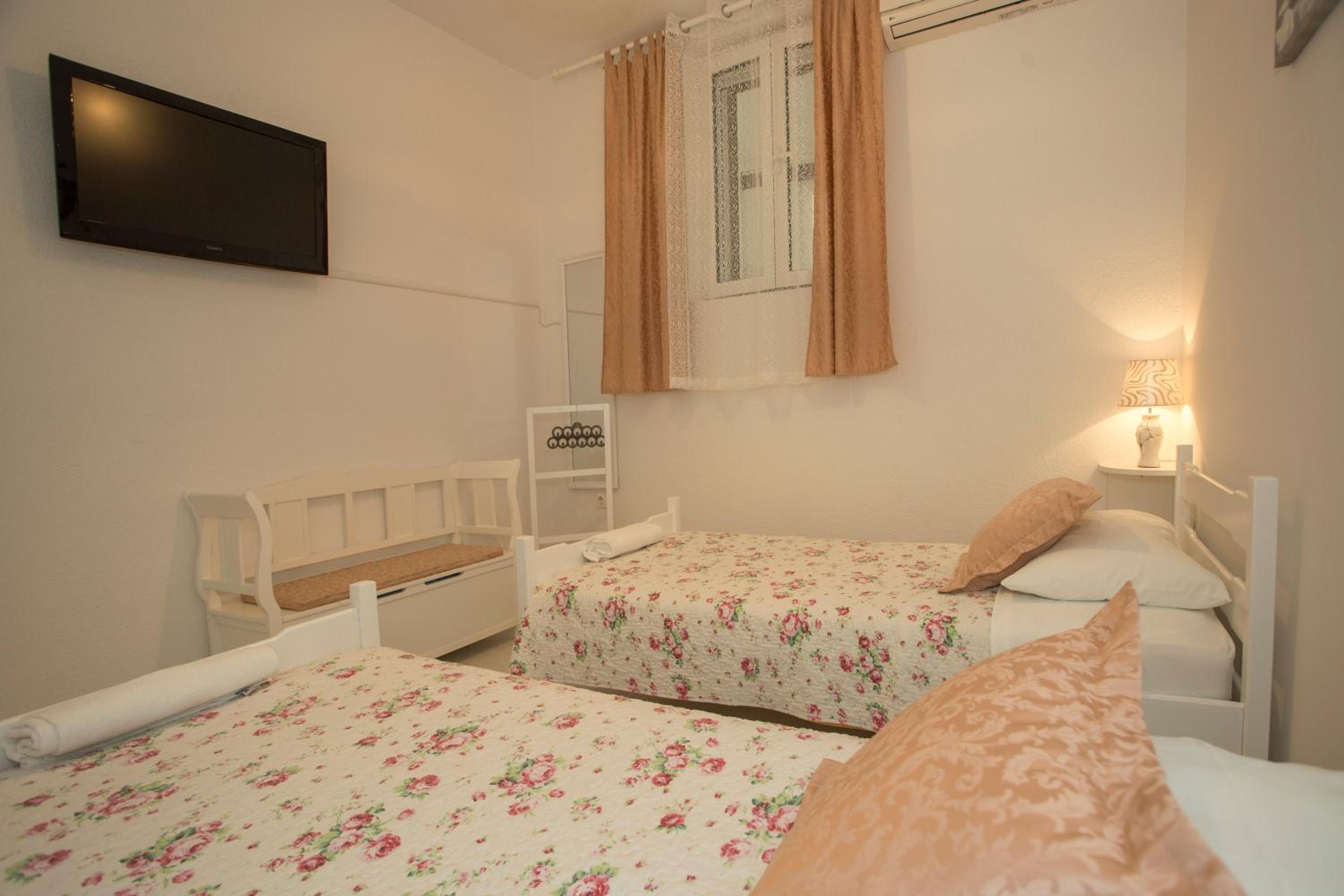 Twin Room - Photo 14