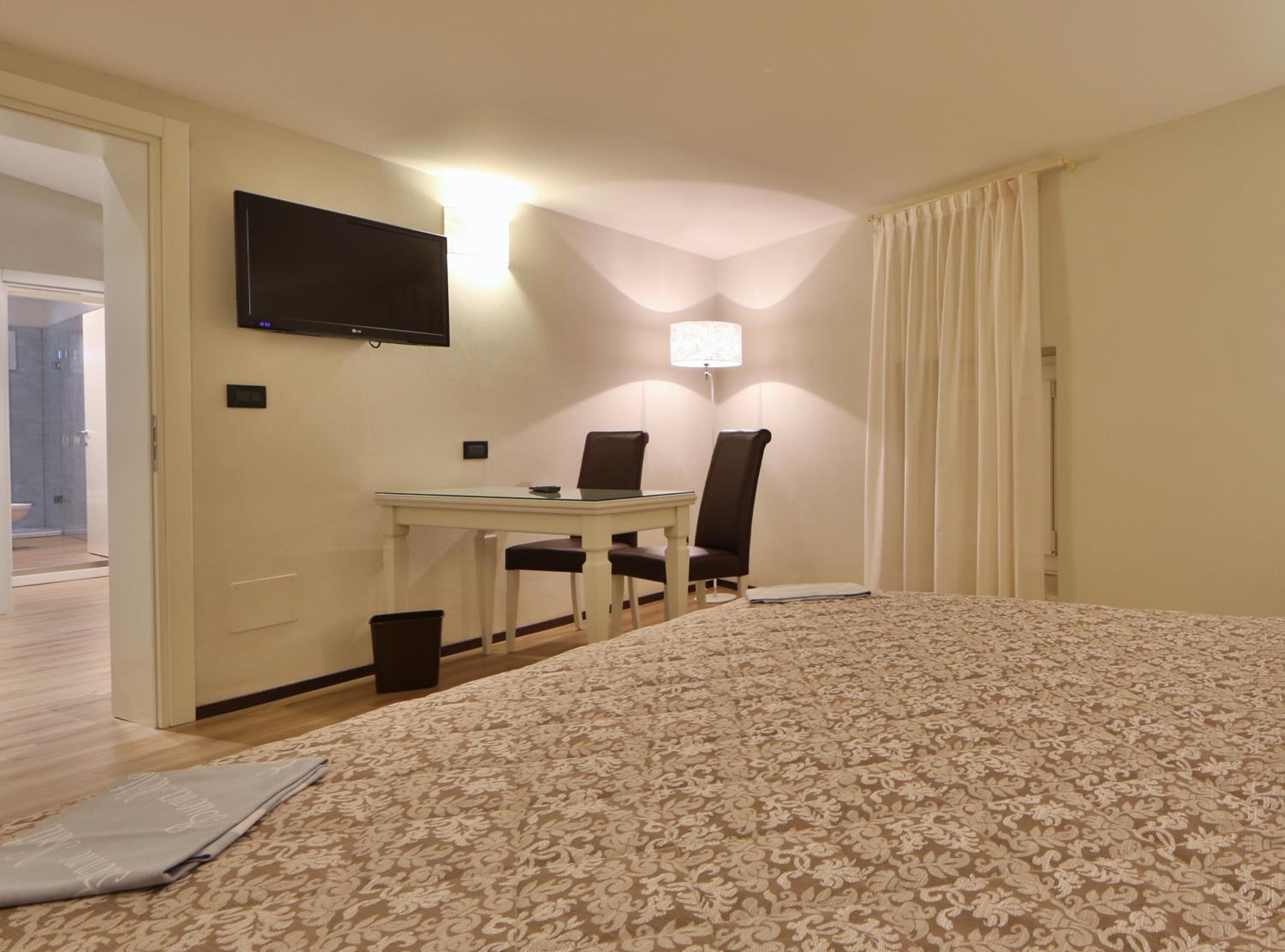 Family Room - Photo 4