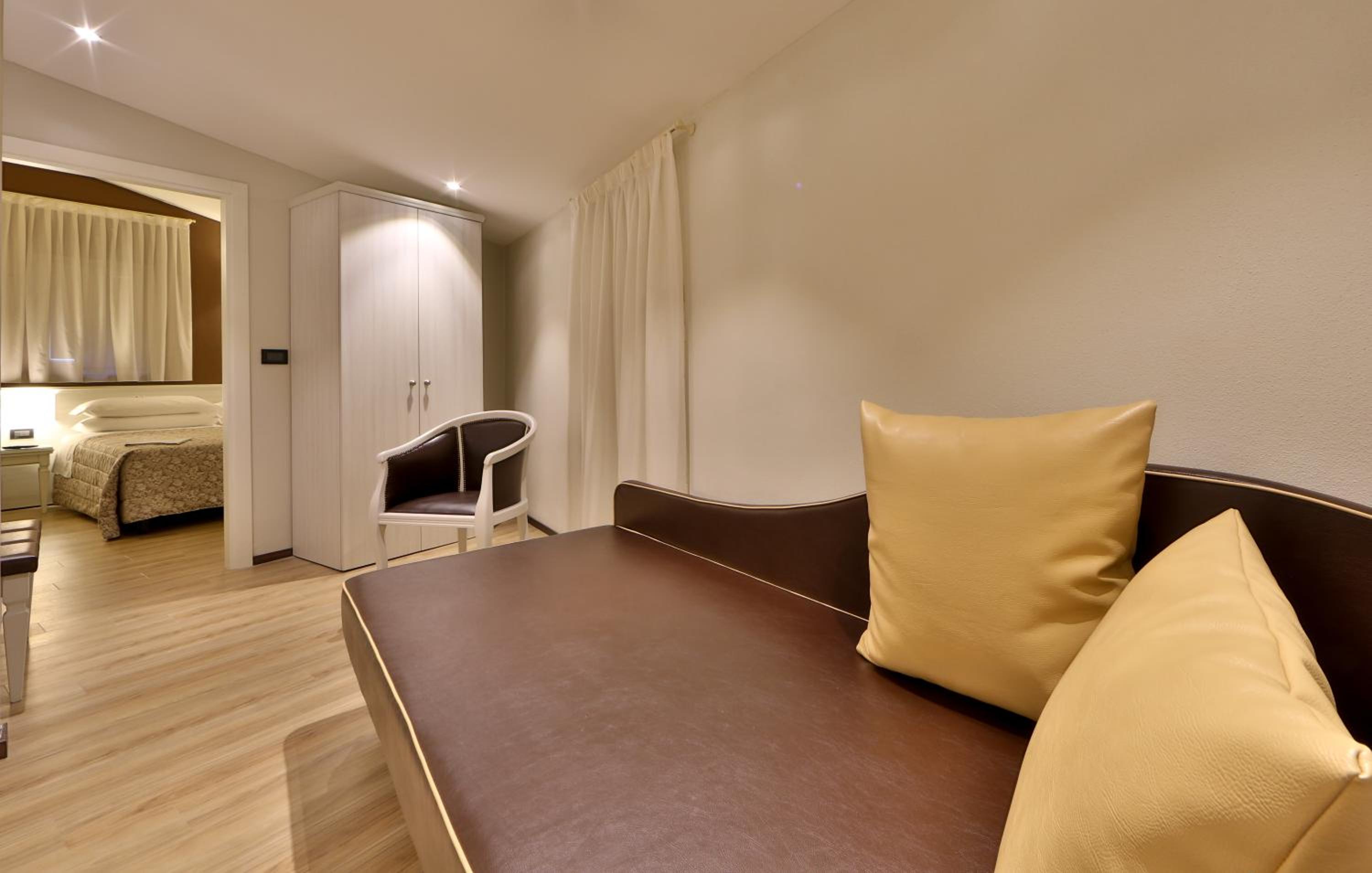 Family Room - Photo 2