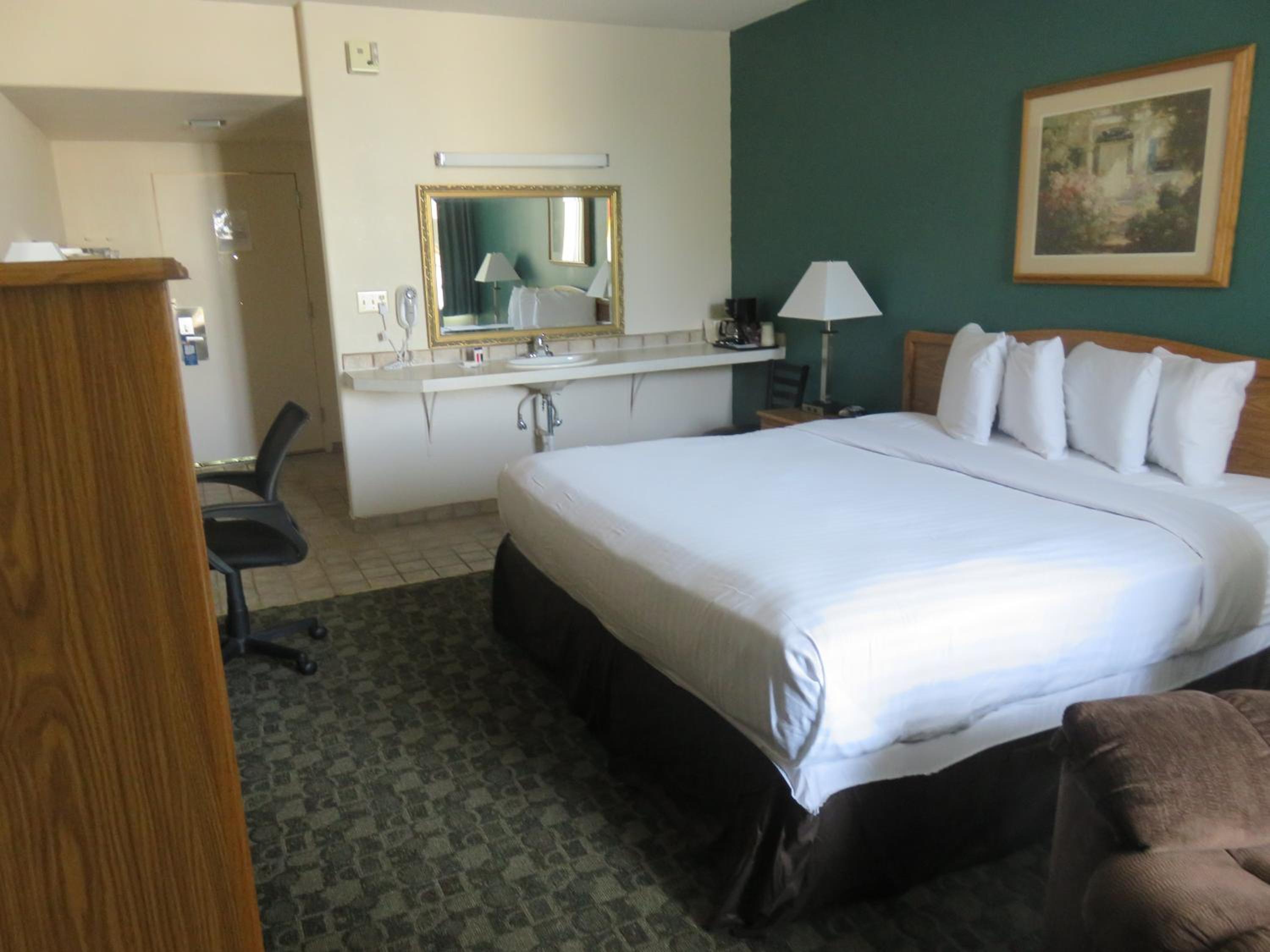 King Room with Roll-in Shower - Mobility Access/Non-Smoking - Photo 1
