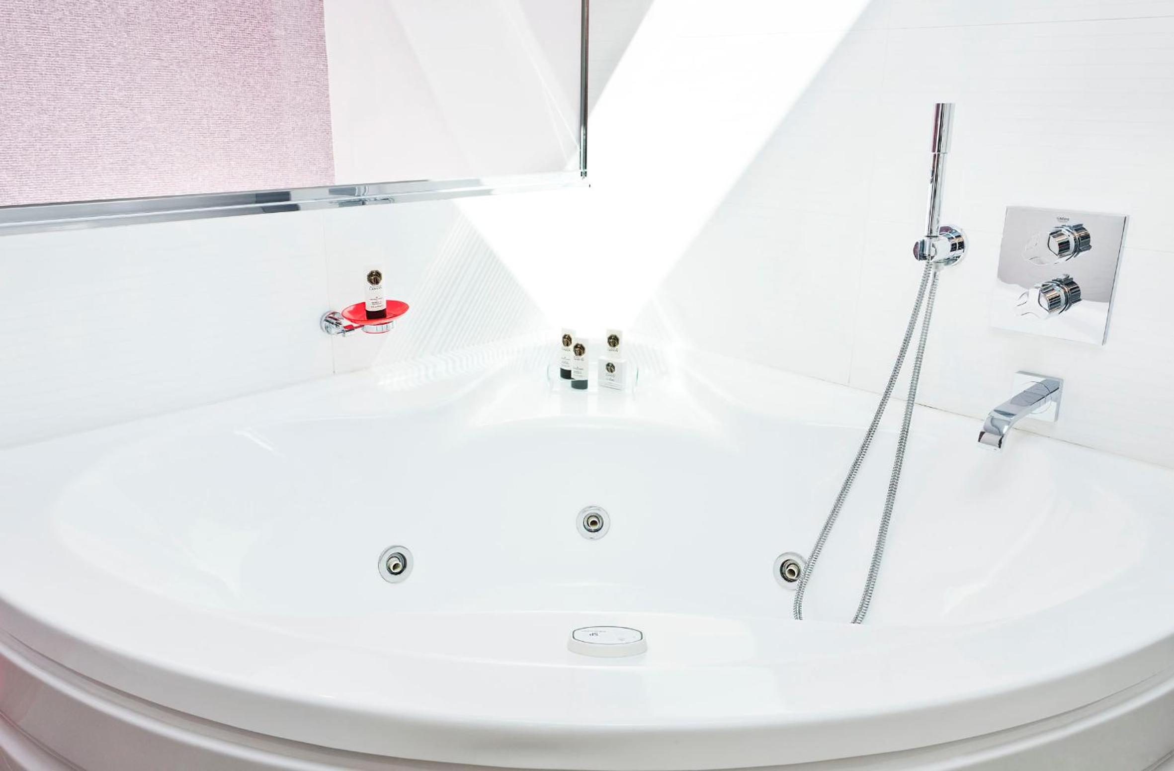 Junior Suite with Spa Bath photo 2