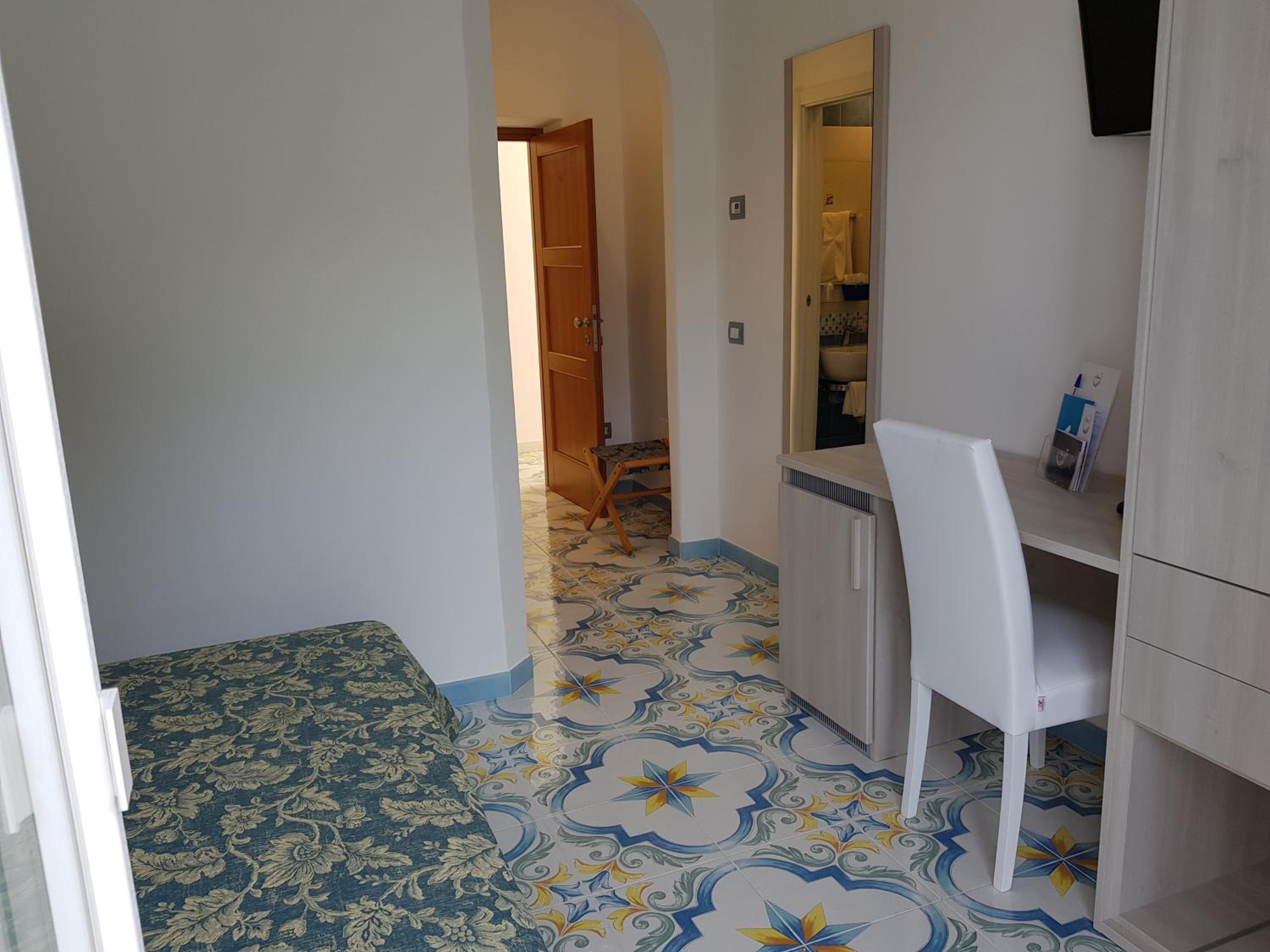 Double or Twin Room with Sea View - Photo 1