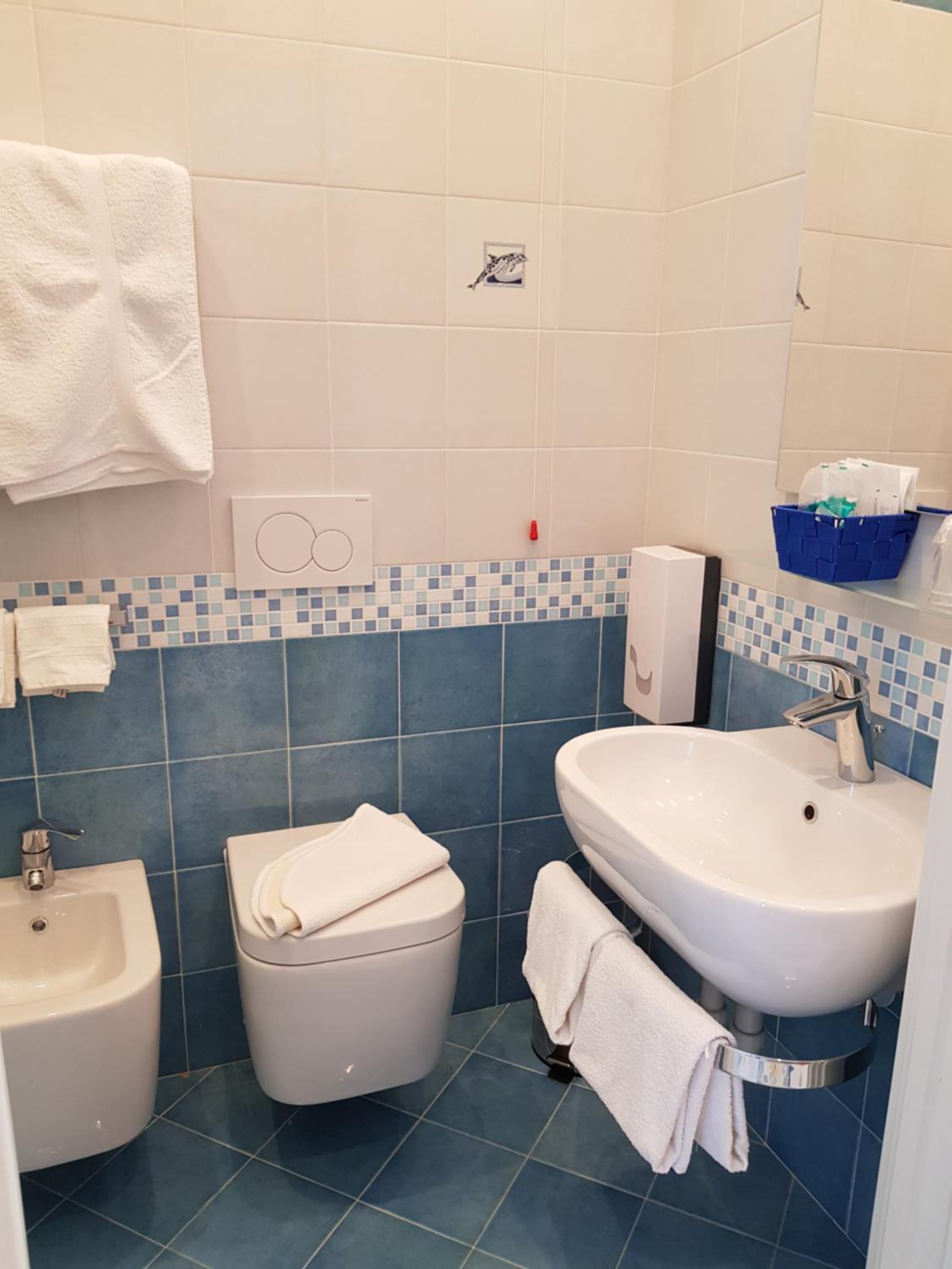 Double or Twin Room with Sea View - Photo 11