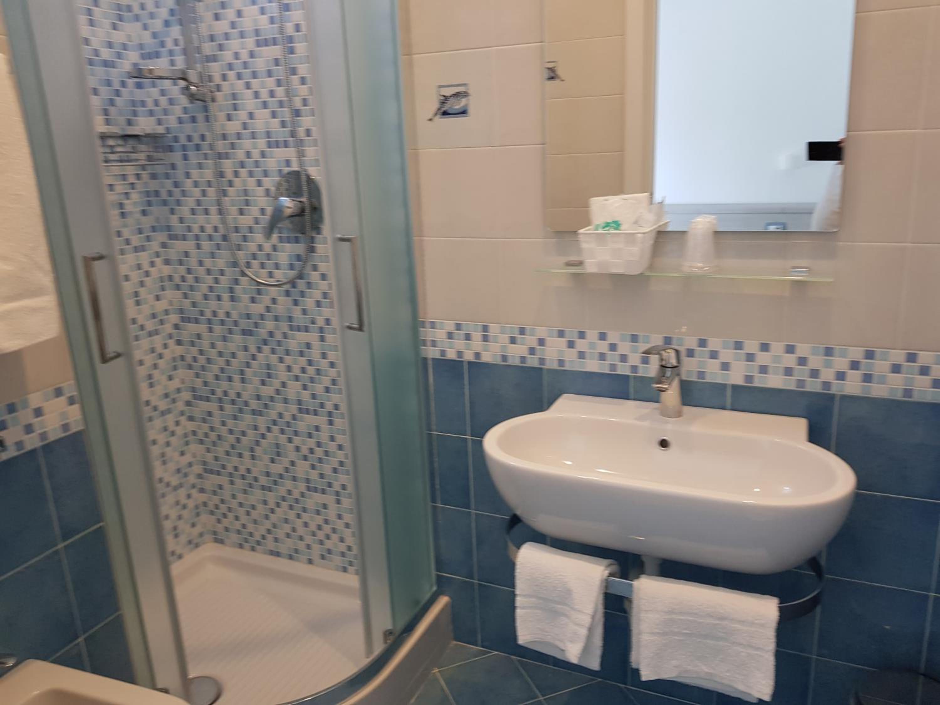 Double or Twin Room with Sea View - Photo 12