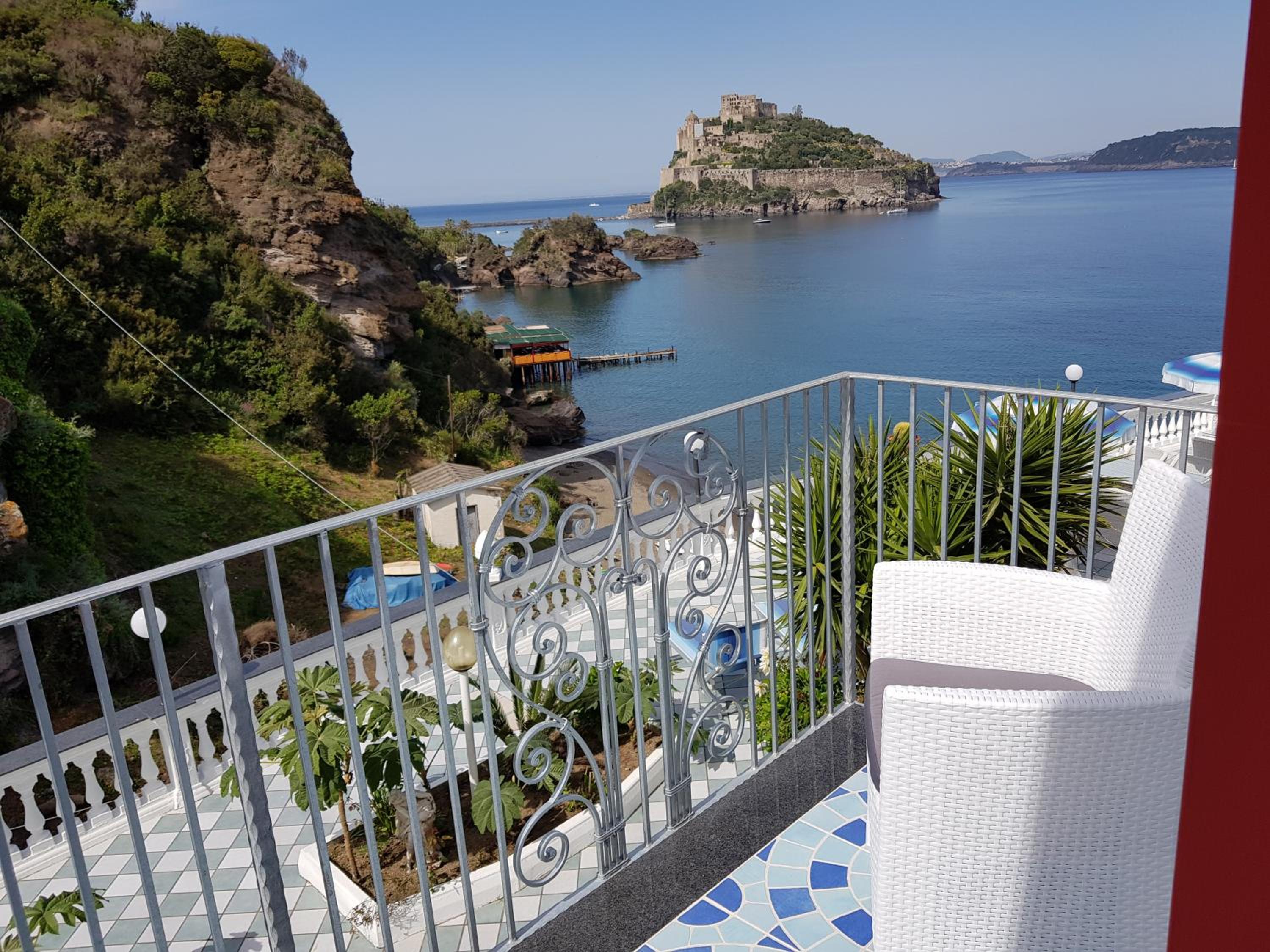 Double or Twin Room with Sea View - Photo 8