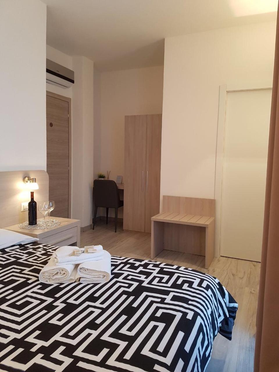 Double Room with Balcony - Photo 4