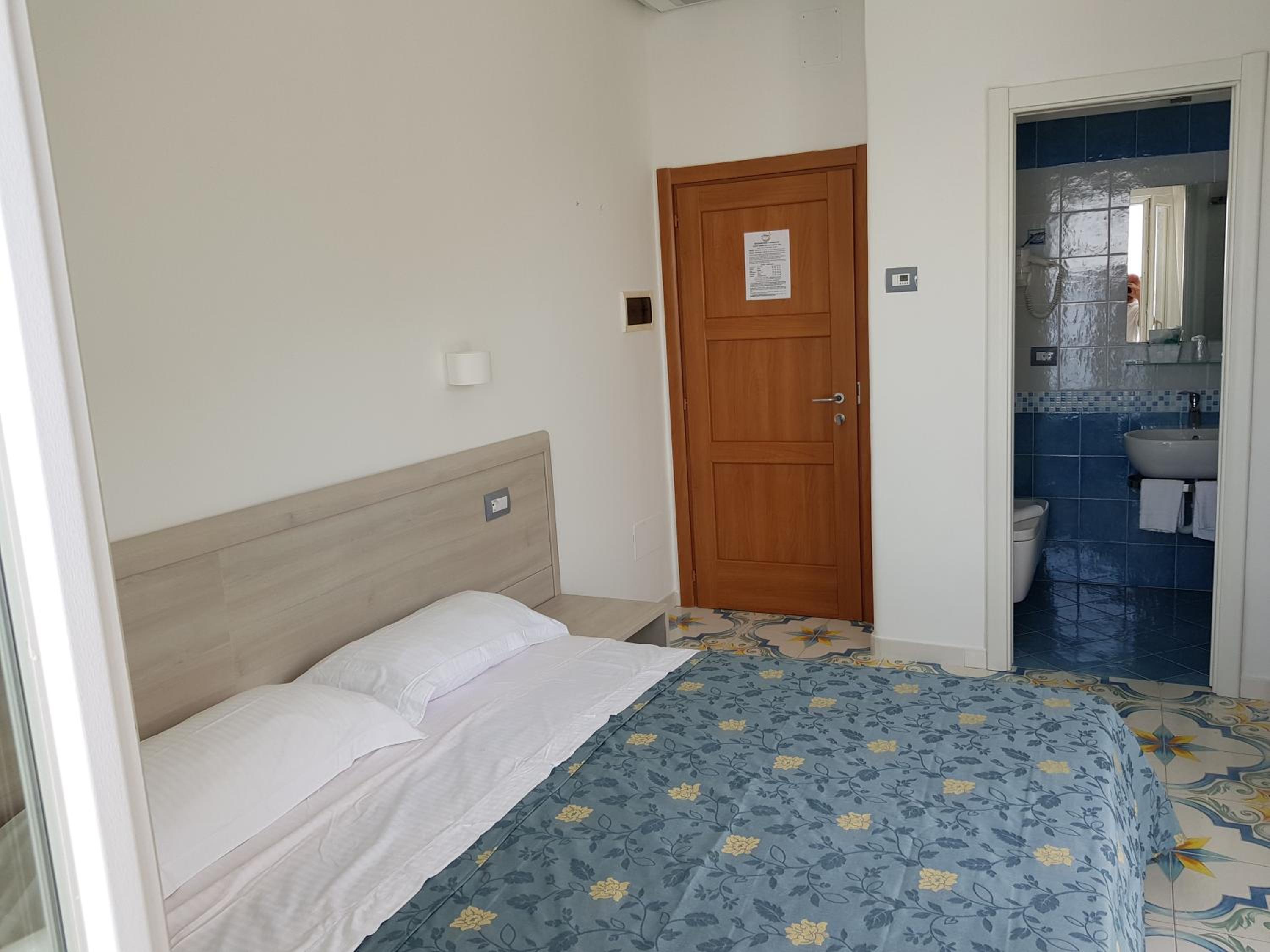 Superior Double Room with Sea View - Photo 8