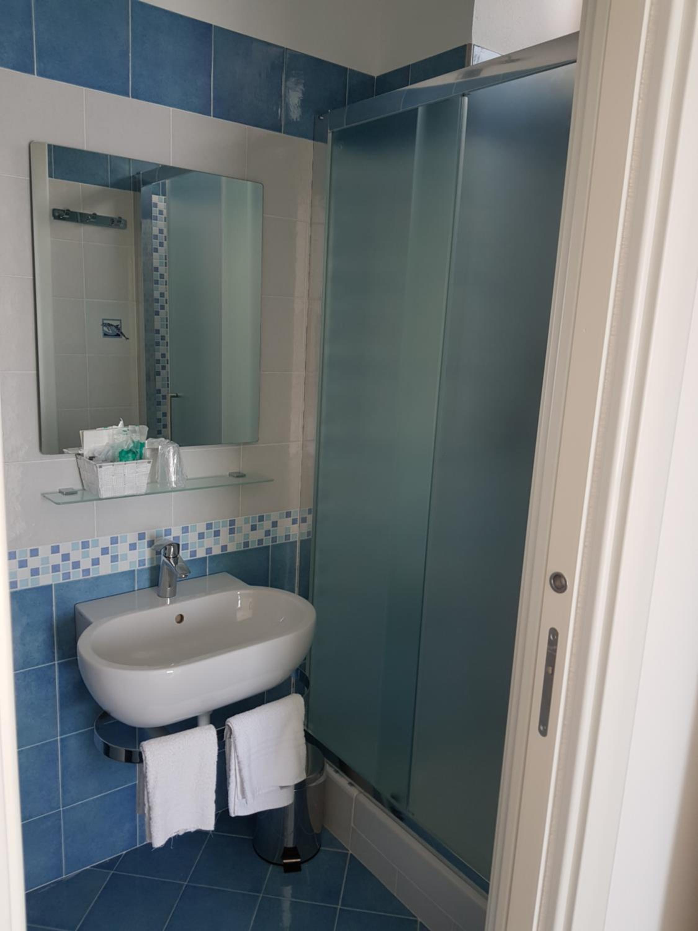 Double or Twin Room with Sea View - Photo 10