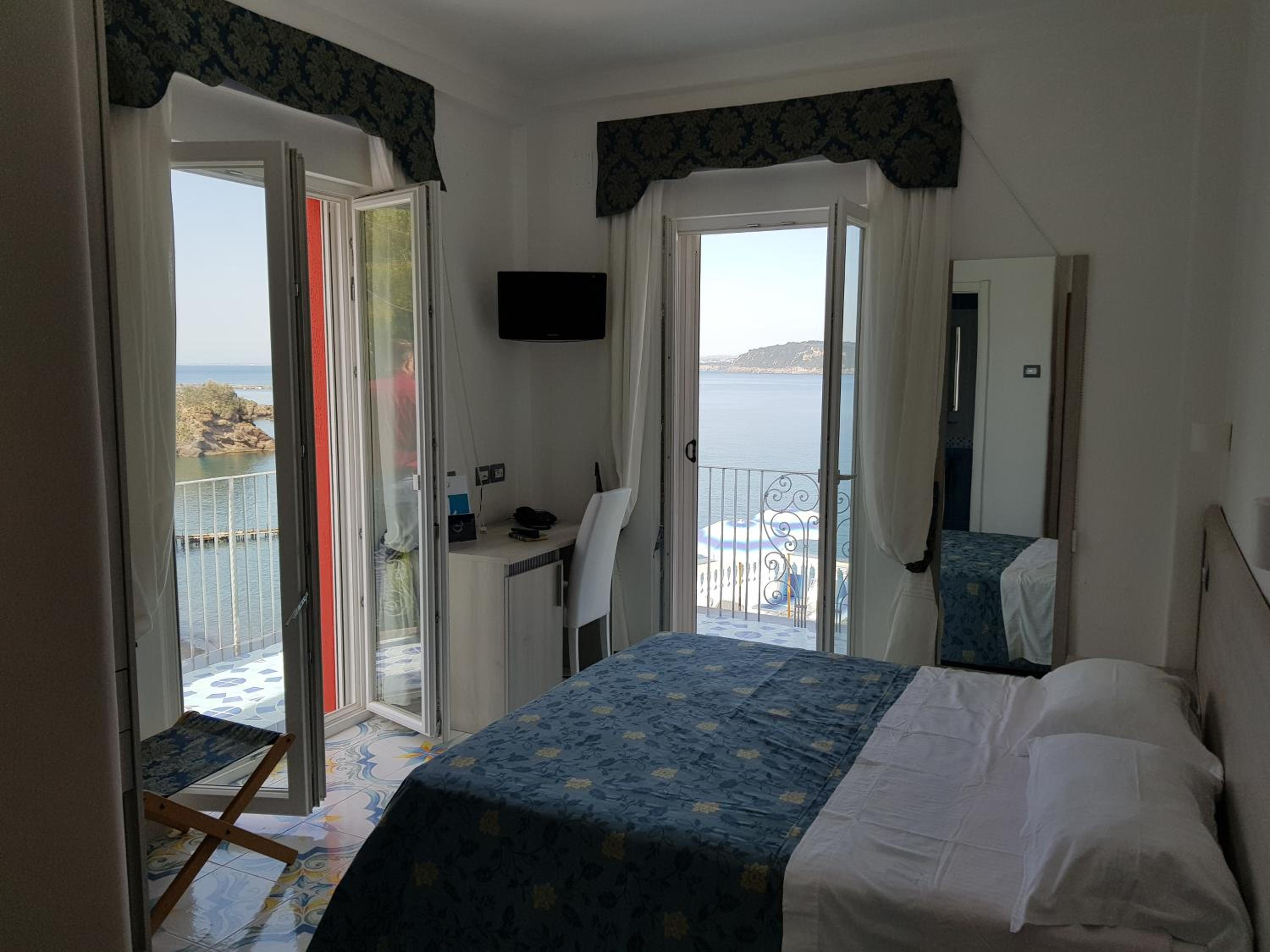 Superior Double Room with Sea View - Photo 1