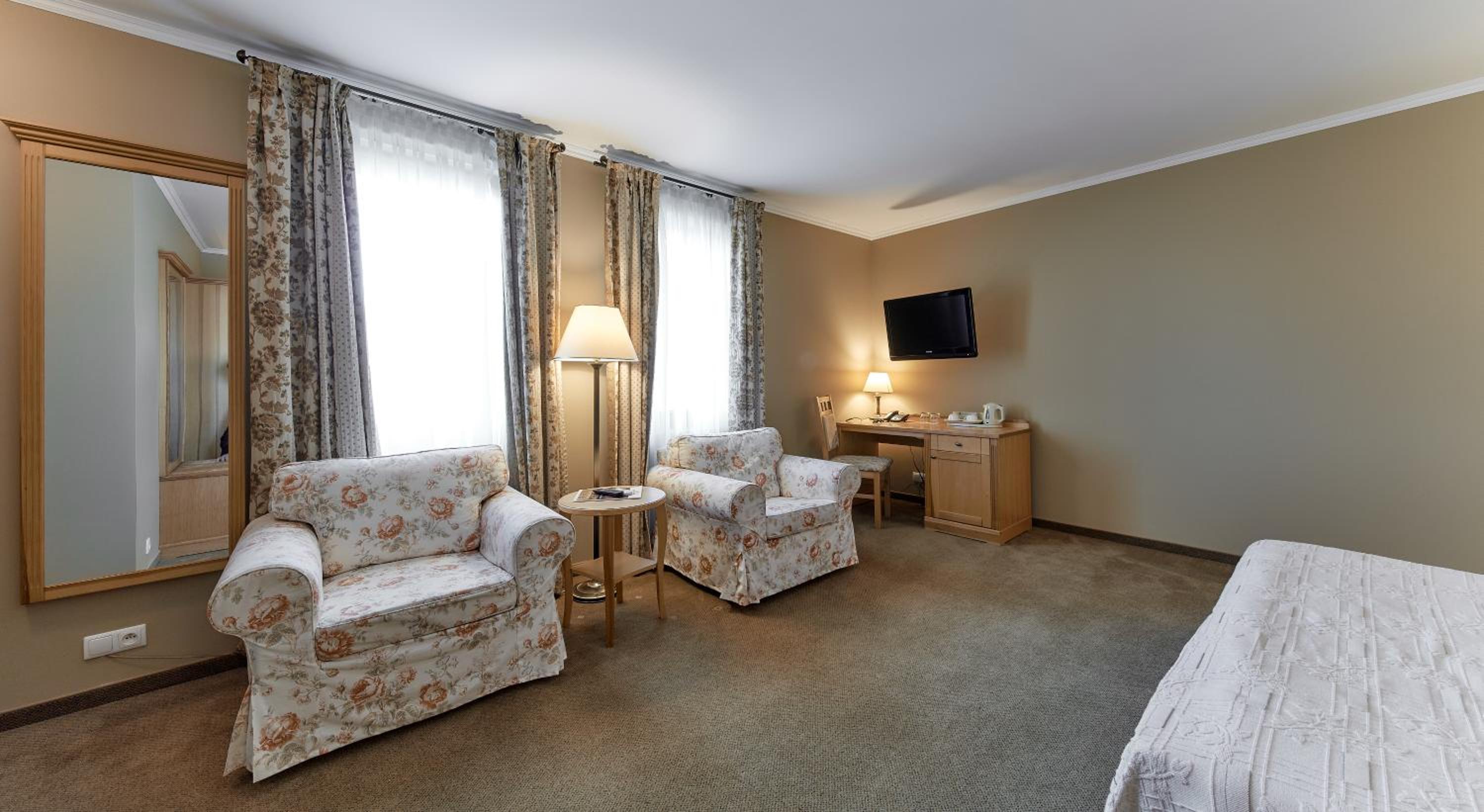 Deluxe Double Room with Extra Bed - Photo 6