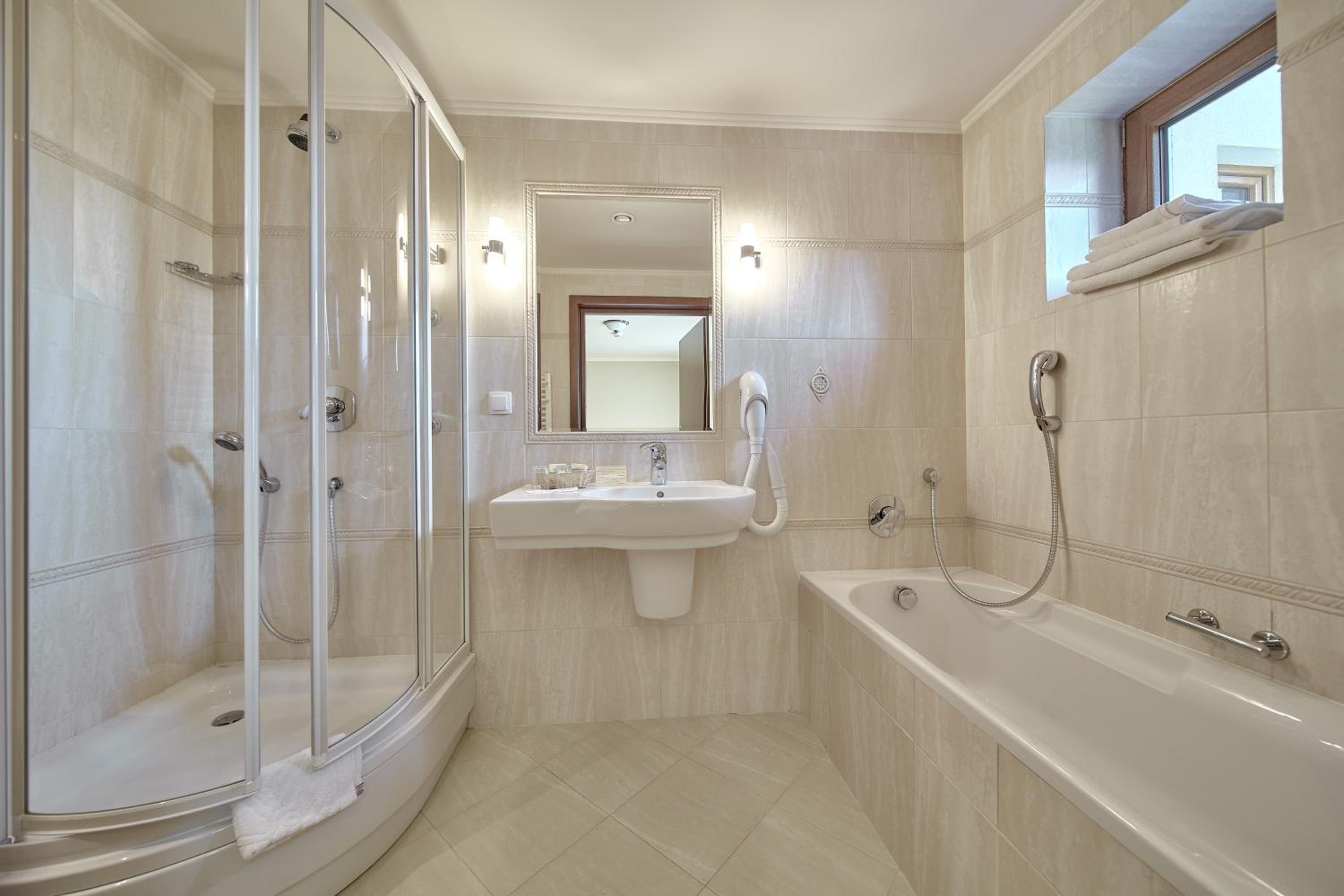 Deluxe Double Room with Extra Bed - Photo 5