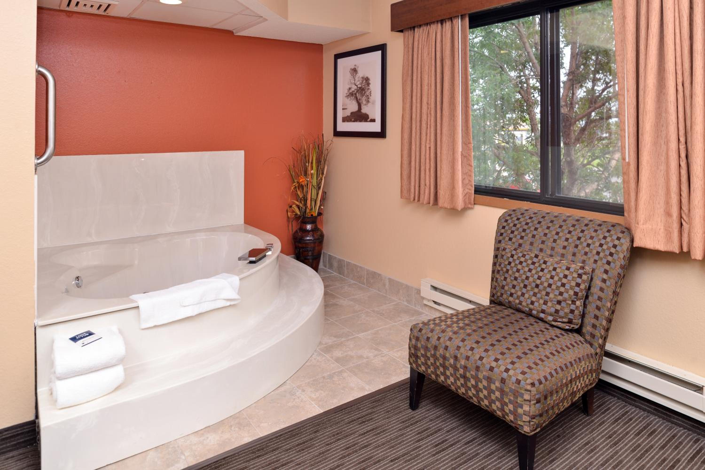 Superior King Suite - Non-Smoking - Photo 3