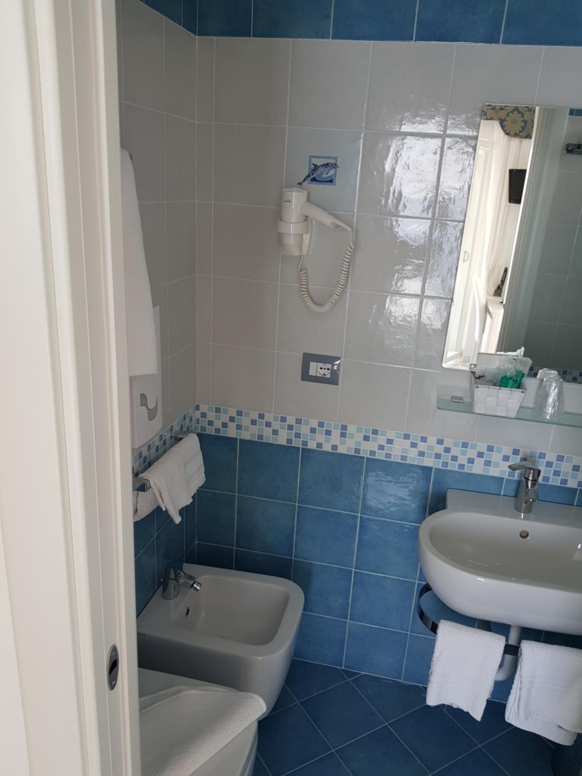 Double or Twin Room with Sea View - Photo 7
