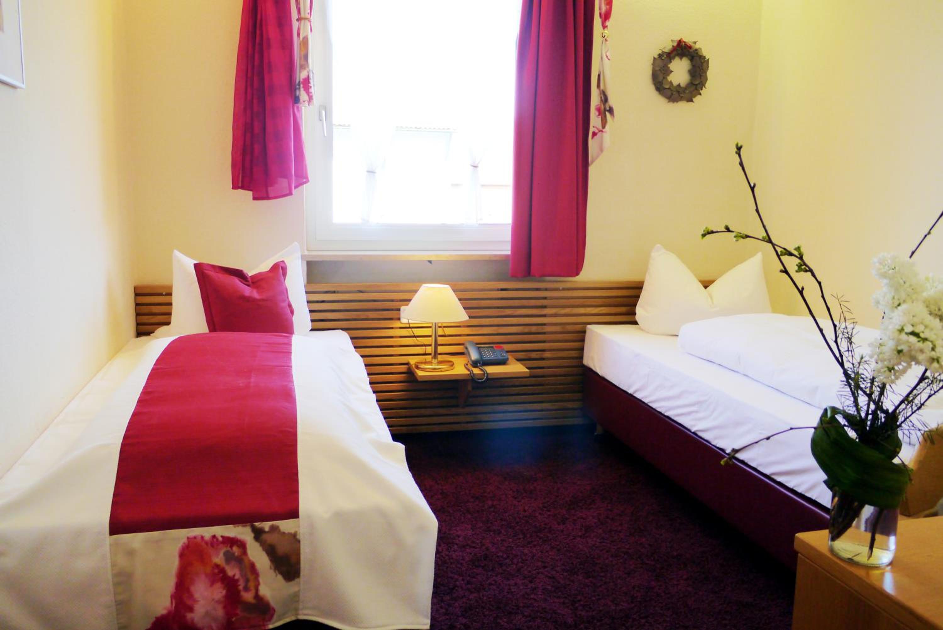 Twin Room - Photo 2