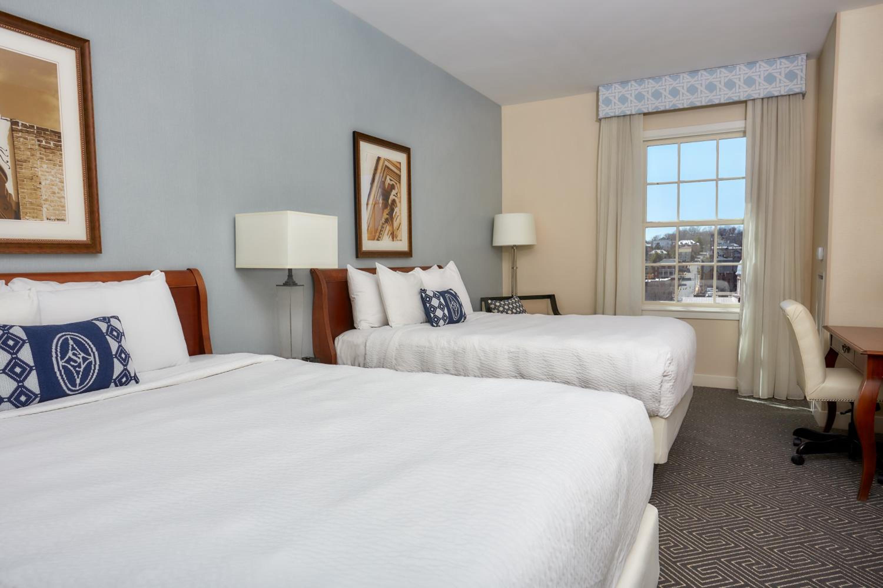 Queen Room with Two Queen Beds - Photo 4