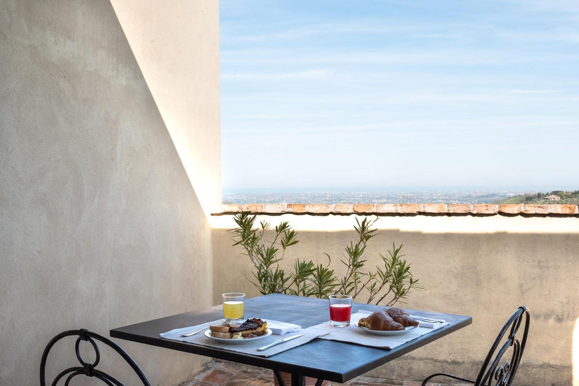 Deluxe Double Room with Balcony and Sea View photo 3