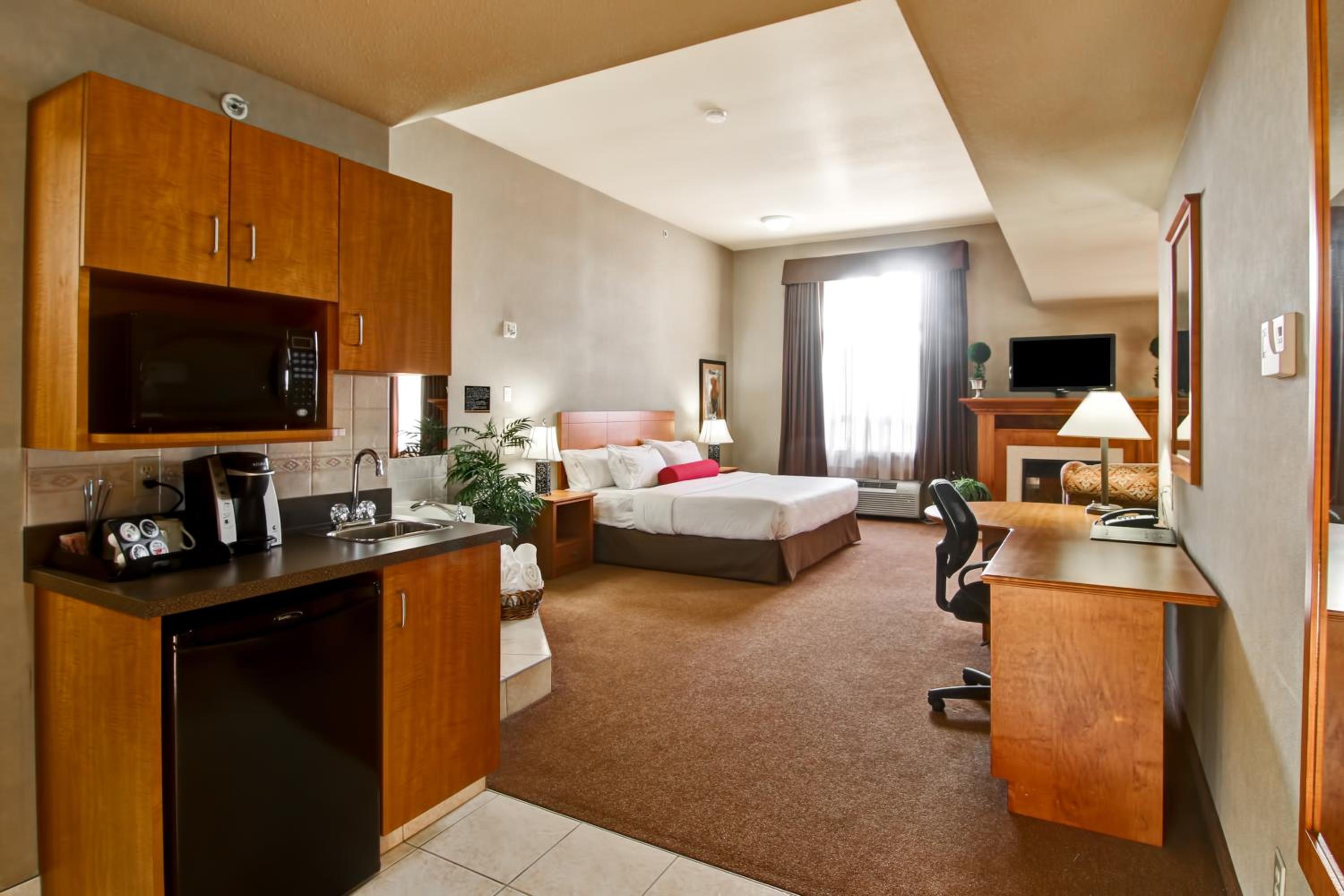 King Suite with Fireplace & Sofa Bed photo 1