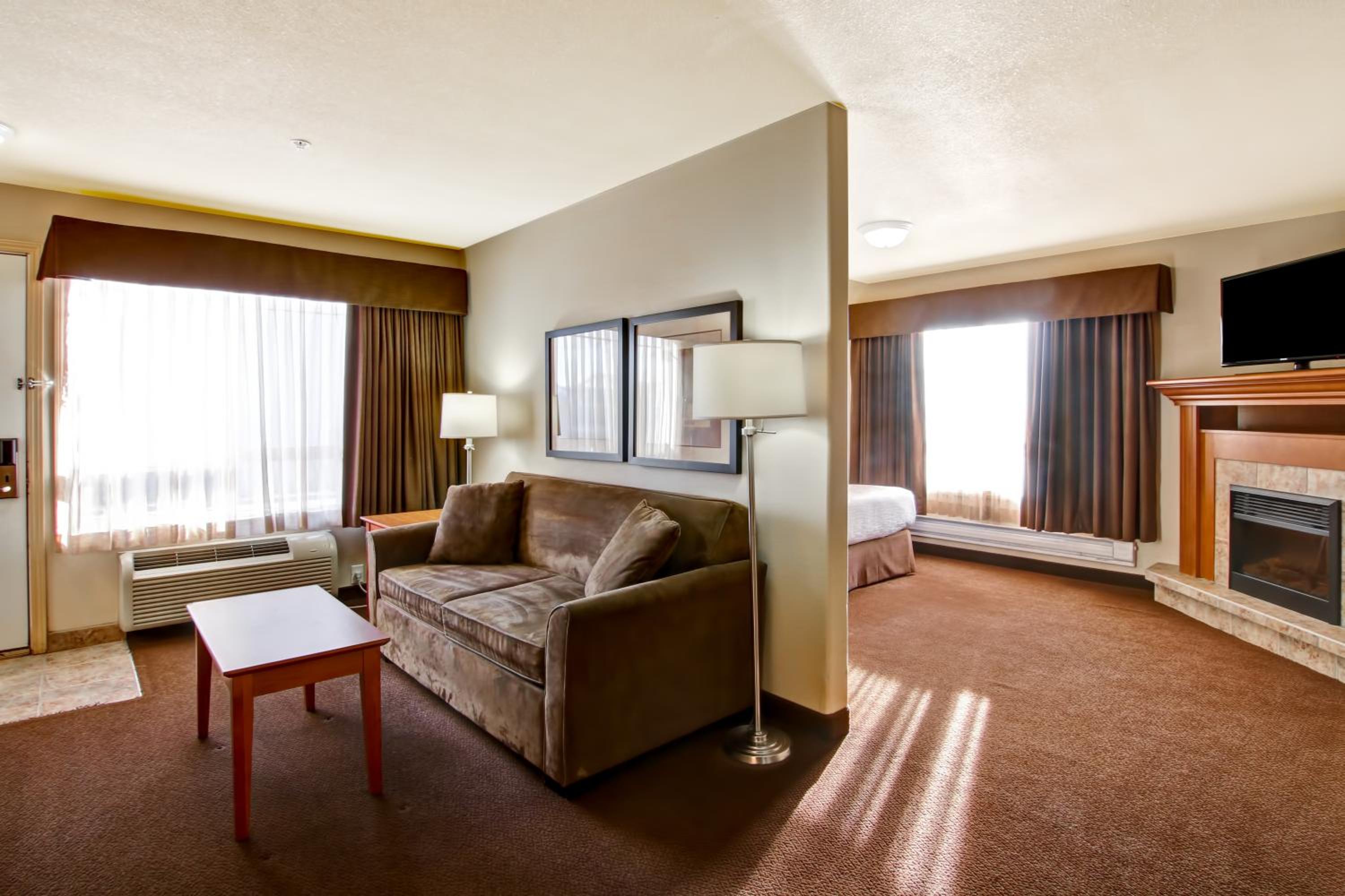 King Suite with Fireplace & Sofa Bed photo 3