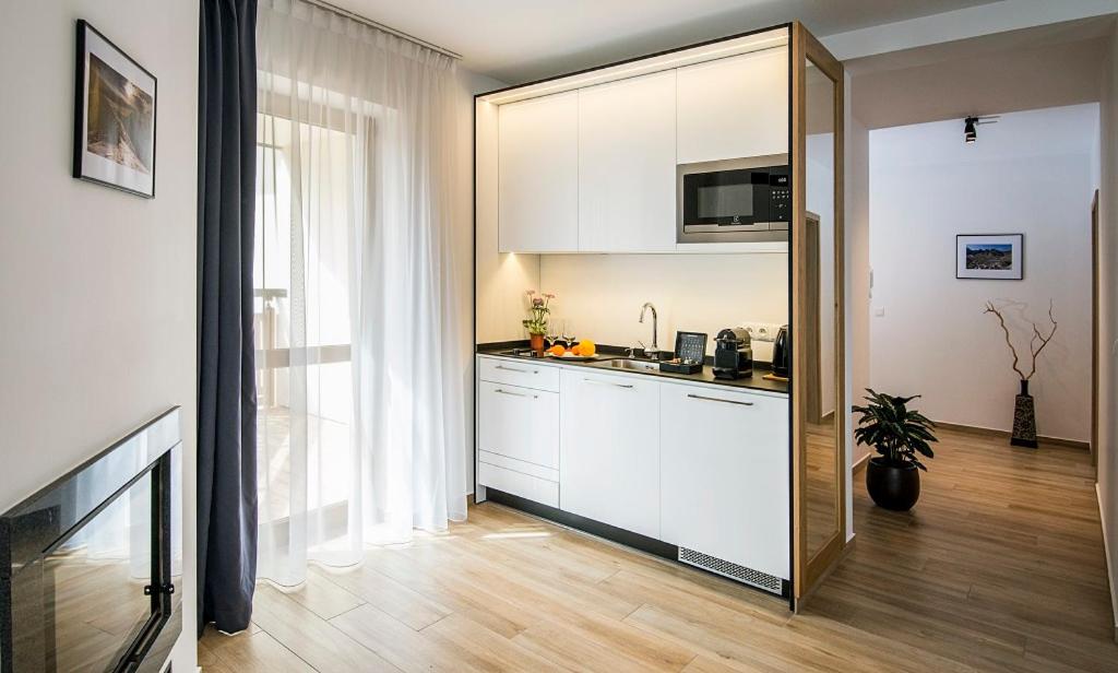Deluxe Two-Bedroom Apartment with Fireplace, air conditioning and Balcony or Terrace - Photo 7