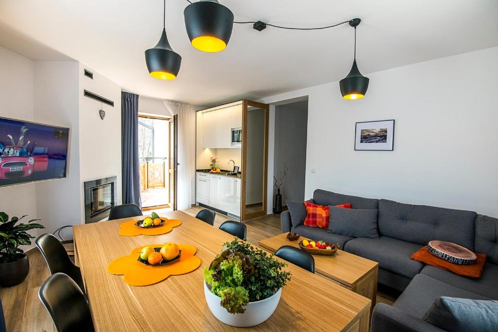 Deluxe Two-Bedroom Apartment with Fireplace, air conditioning and Balcony or Terrace - Photo 2