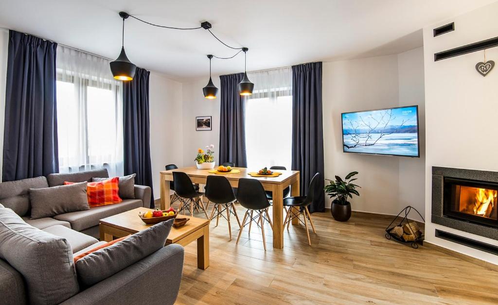 Deluxe Two-Bedroom Apartment with Fireplace, air conditioning and Balcony or Terrace - Photo 8
