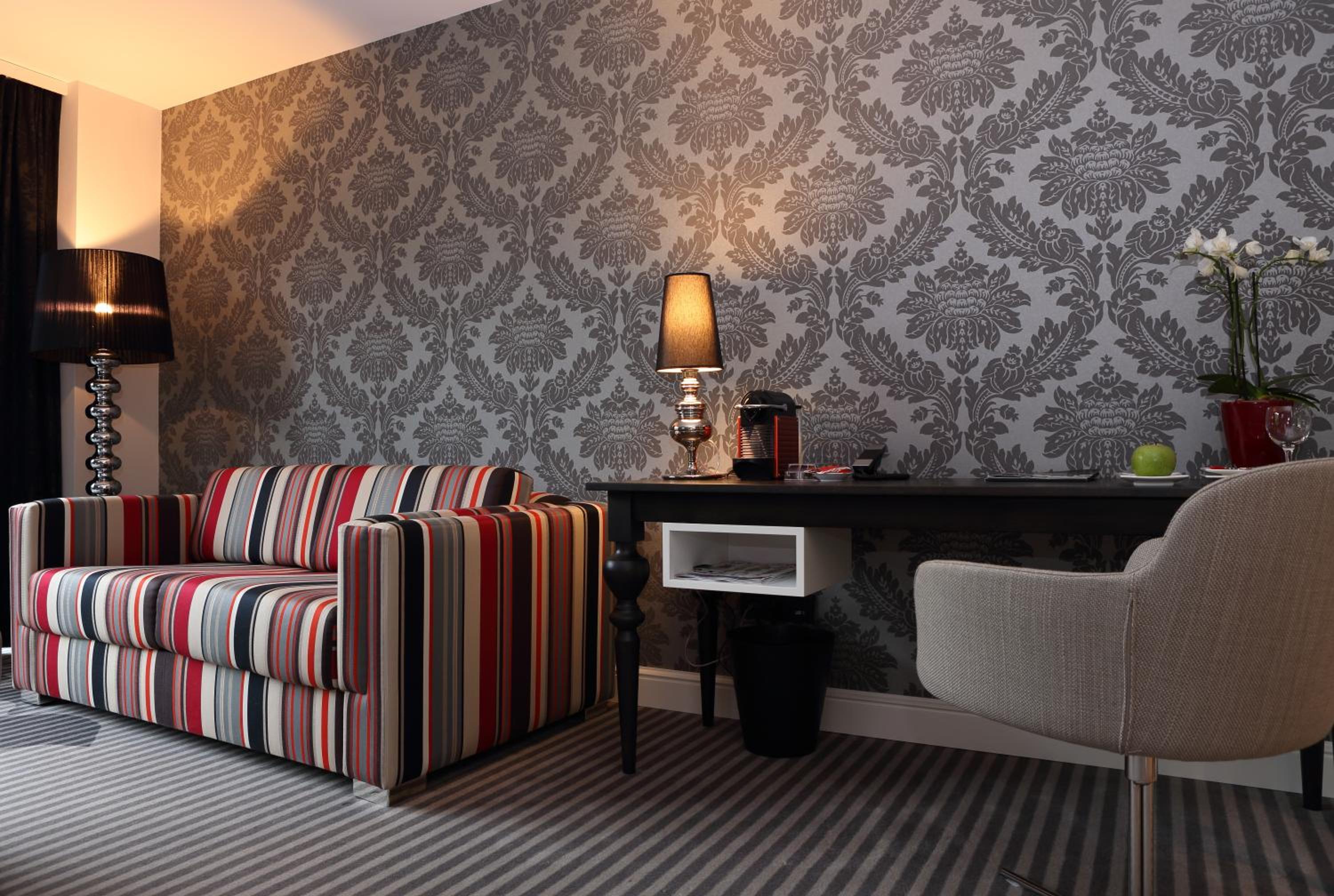 Suite - Photo 13