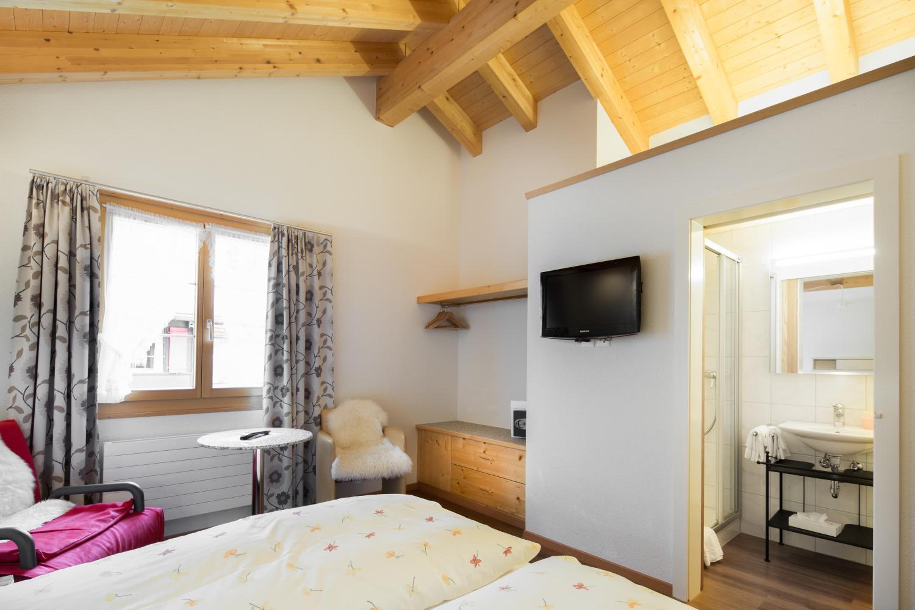 Economy Double Room - Photo 11