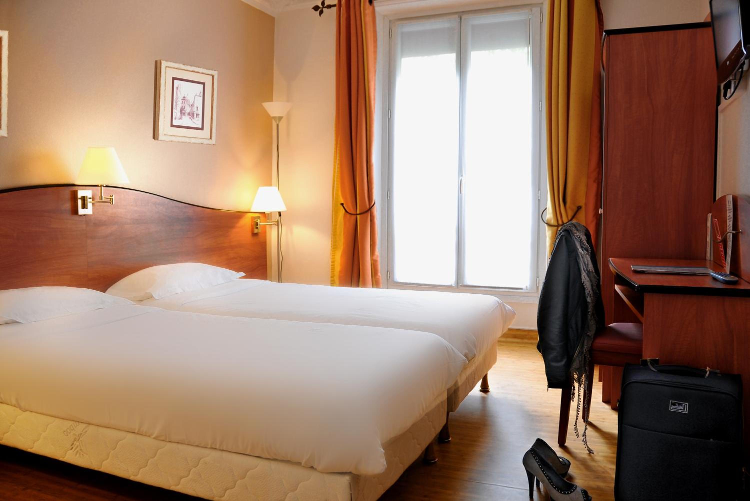 Superior Twin Room thumbnail 6