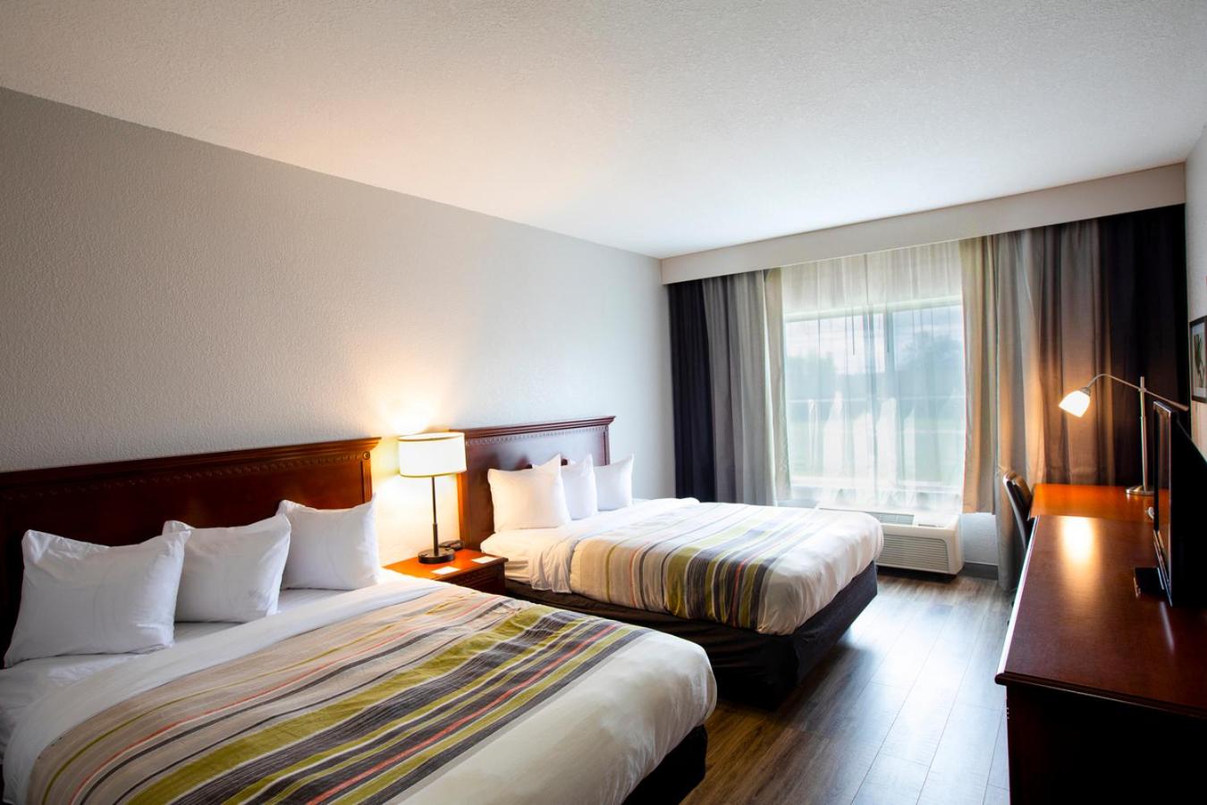 Queen Room with Two Queen Beds - Photo 2