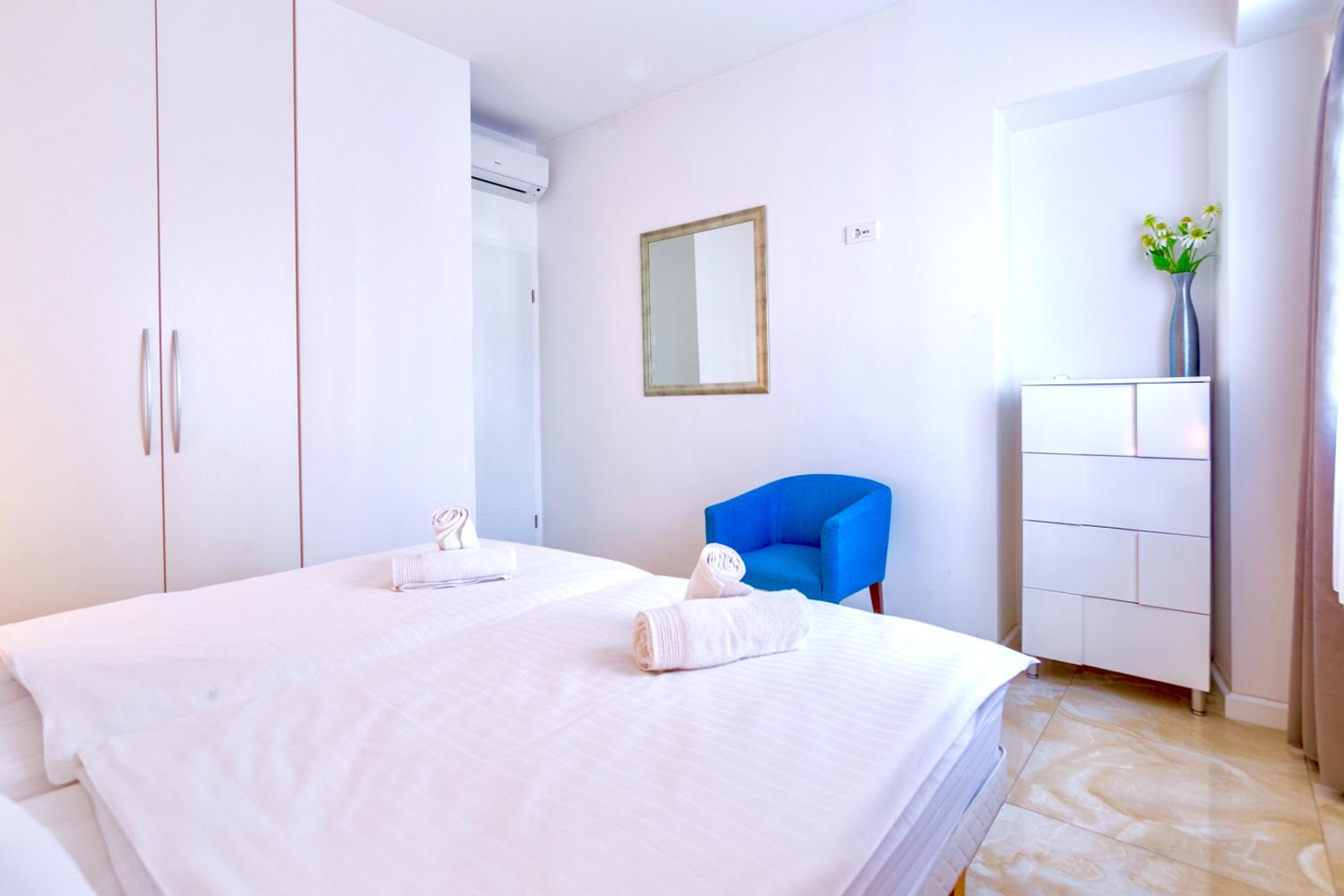 Two-Bedroom Apartment with Balcony - Gundulićeva Street 17