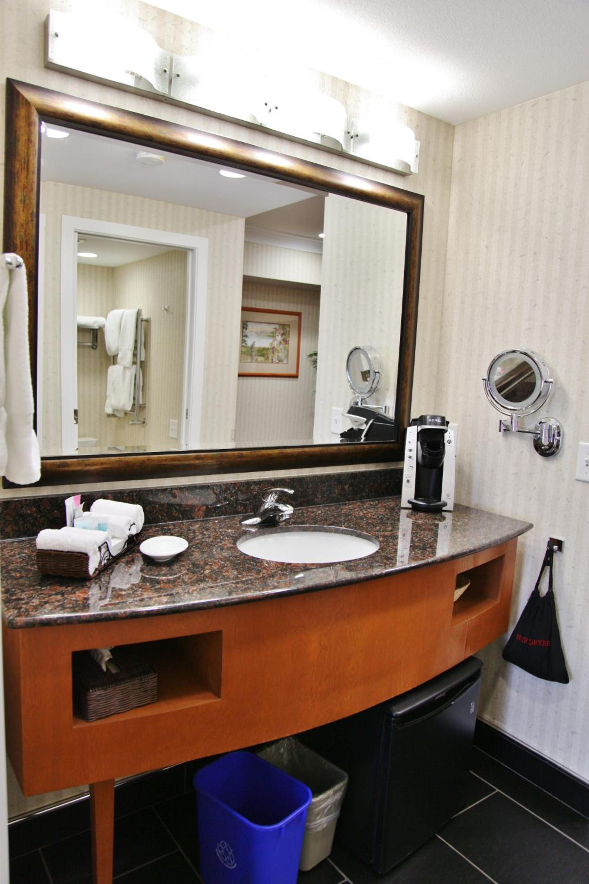 Queen Suite with Balcony - Non-Smoking - Photo 2