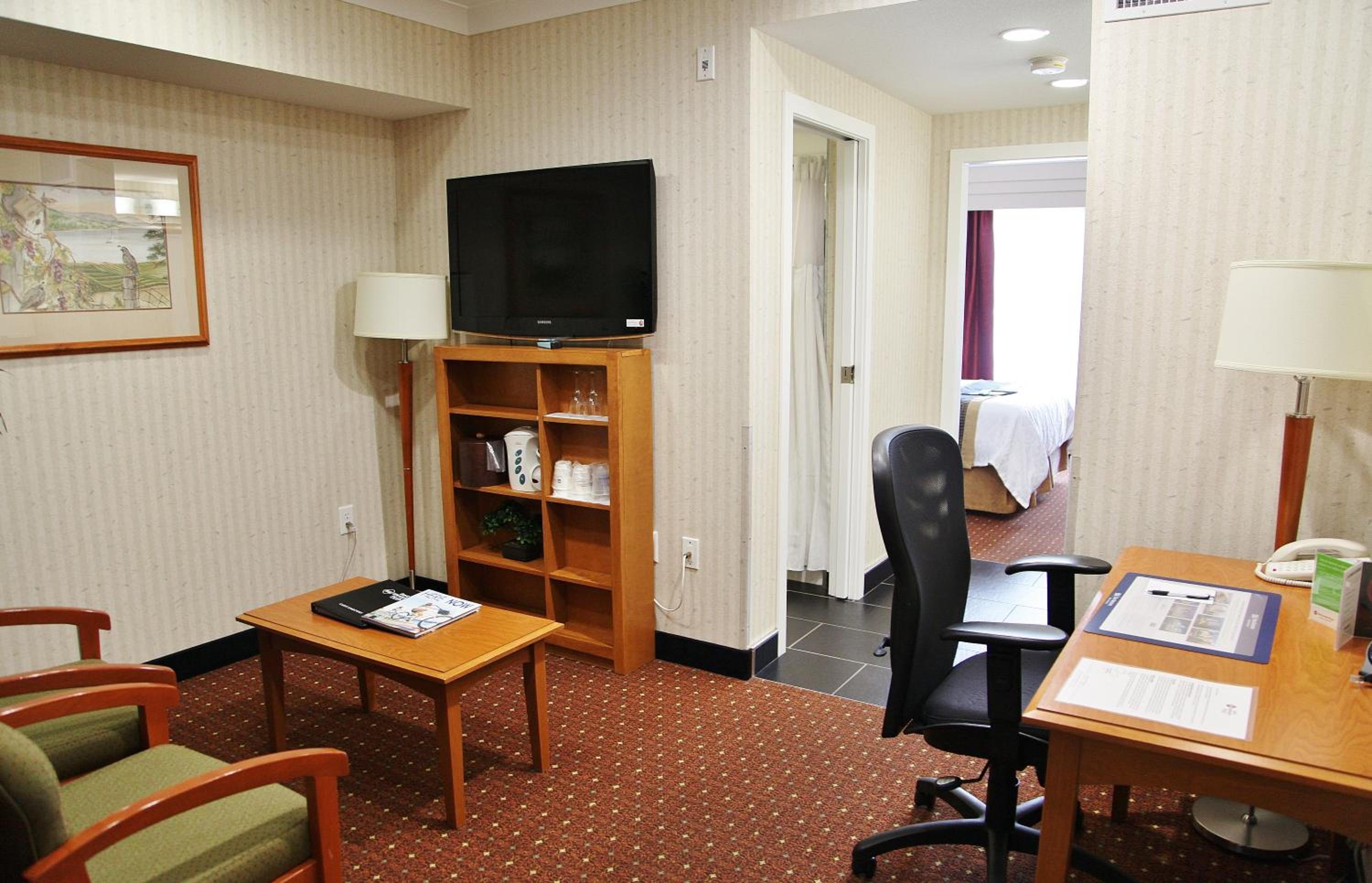 Queen Suite - Non-Smoking - Photo 5