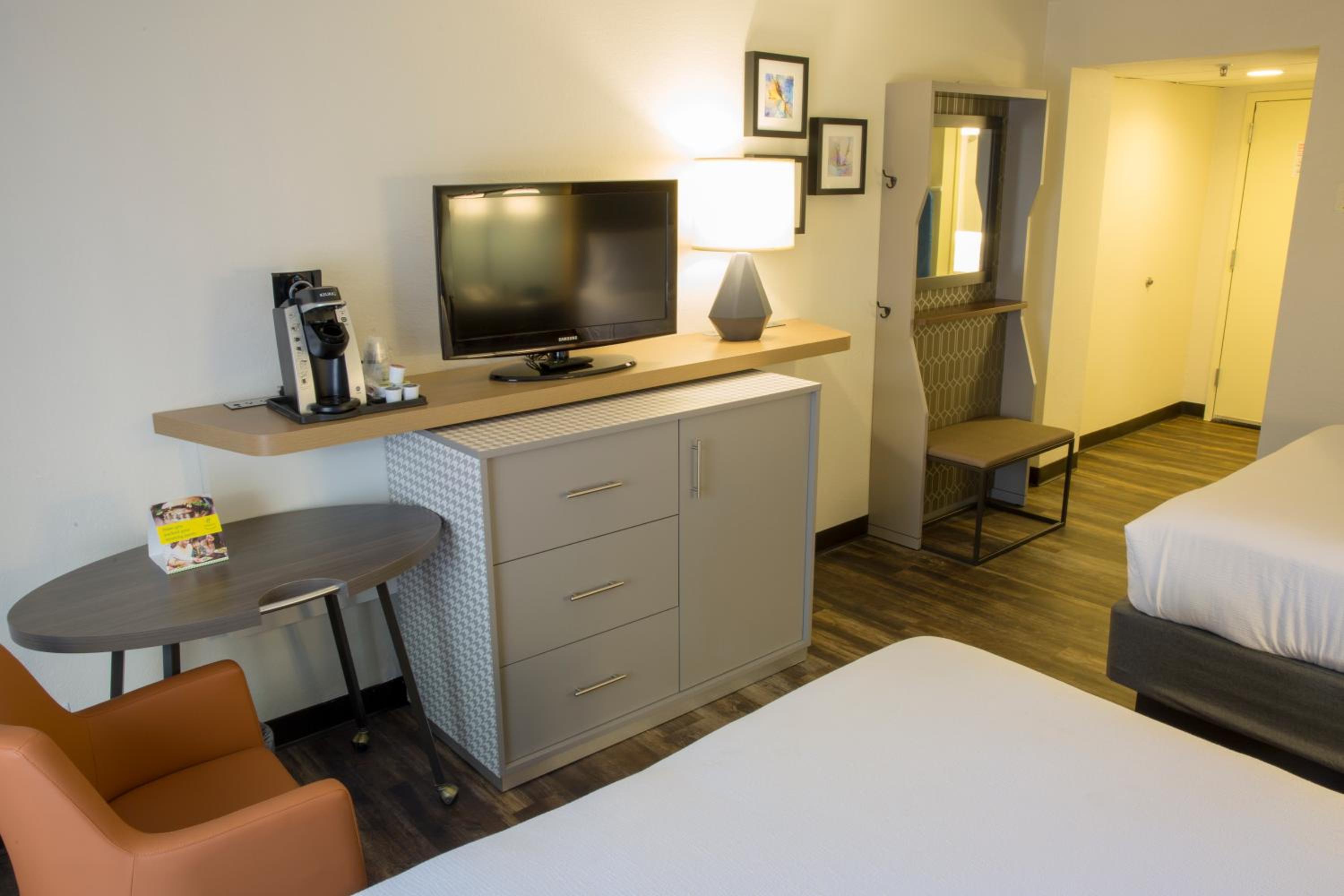 Queen Room with Two Queen Beds - Pool Side