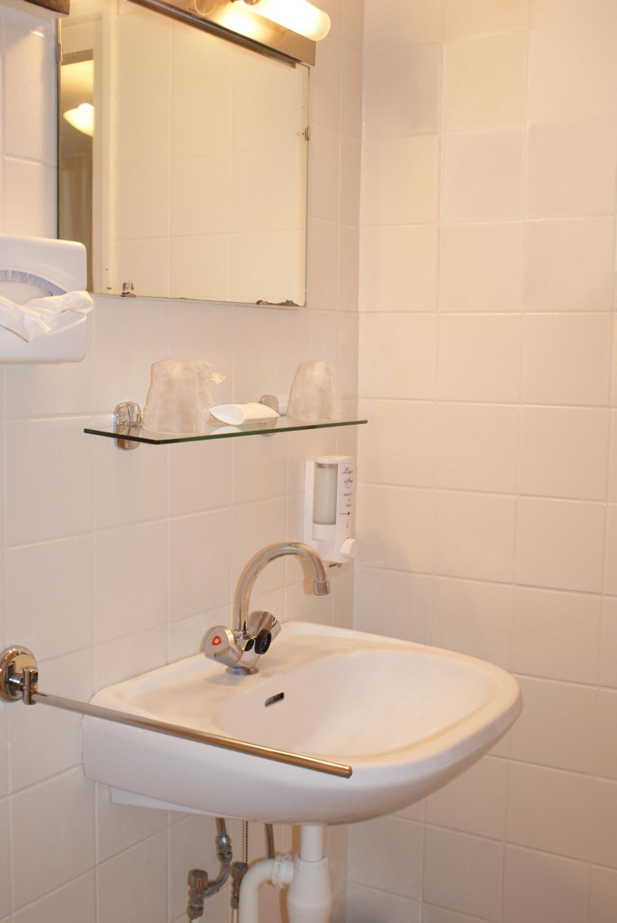 Standard Double Room - Photo 4