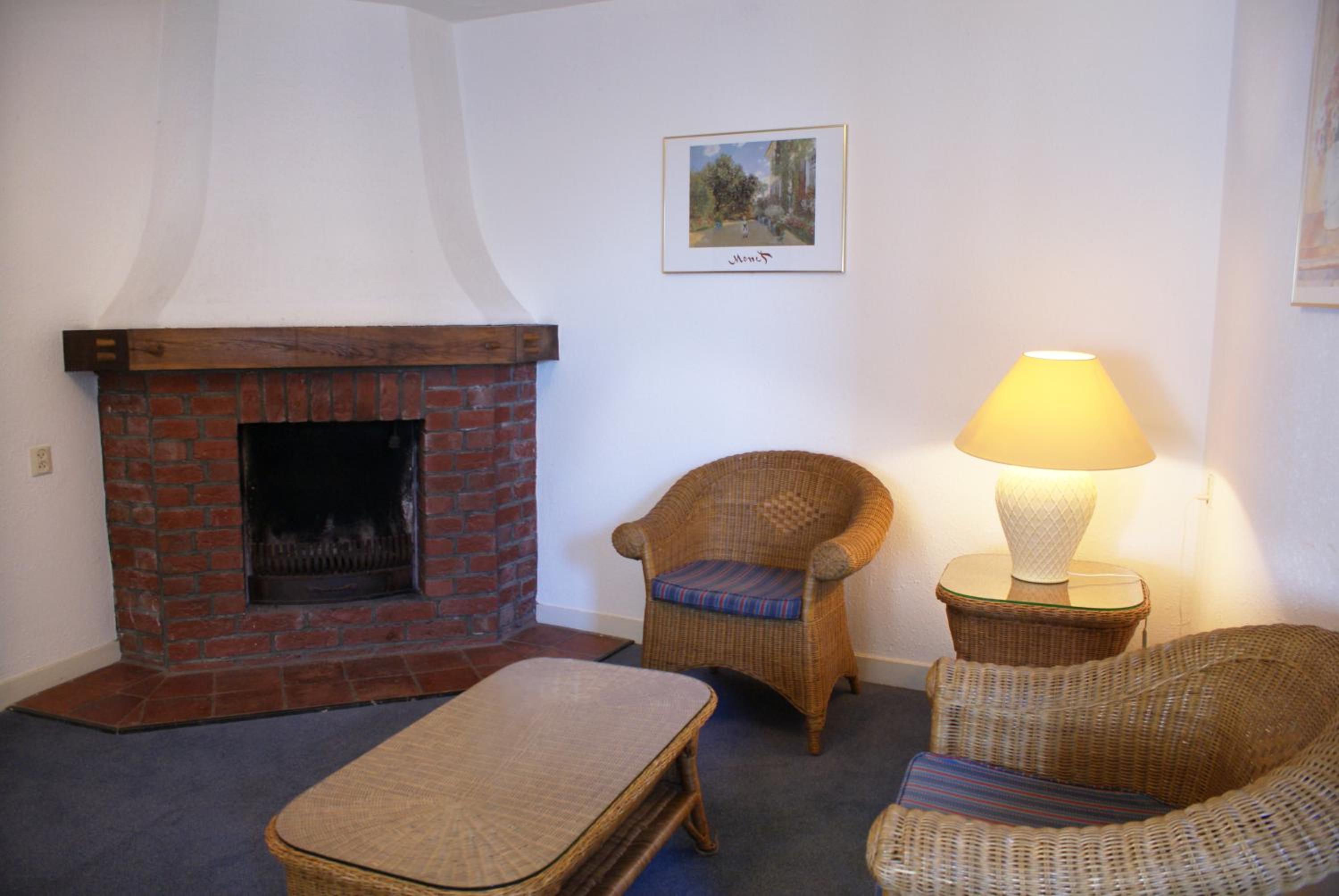 Family Room - Photo 3