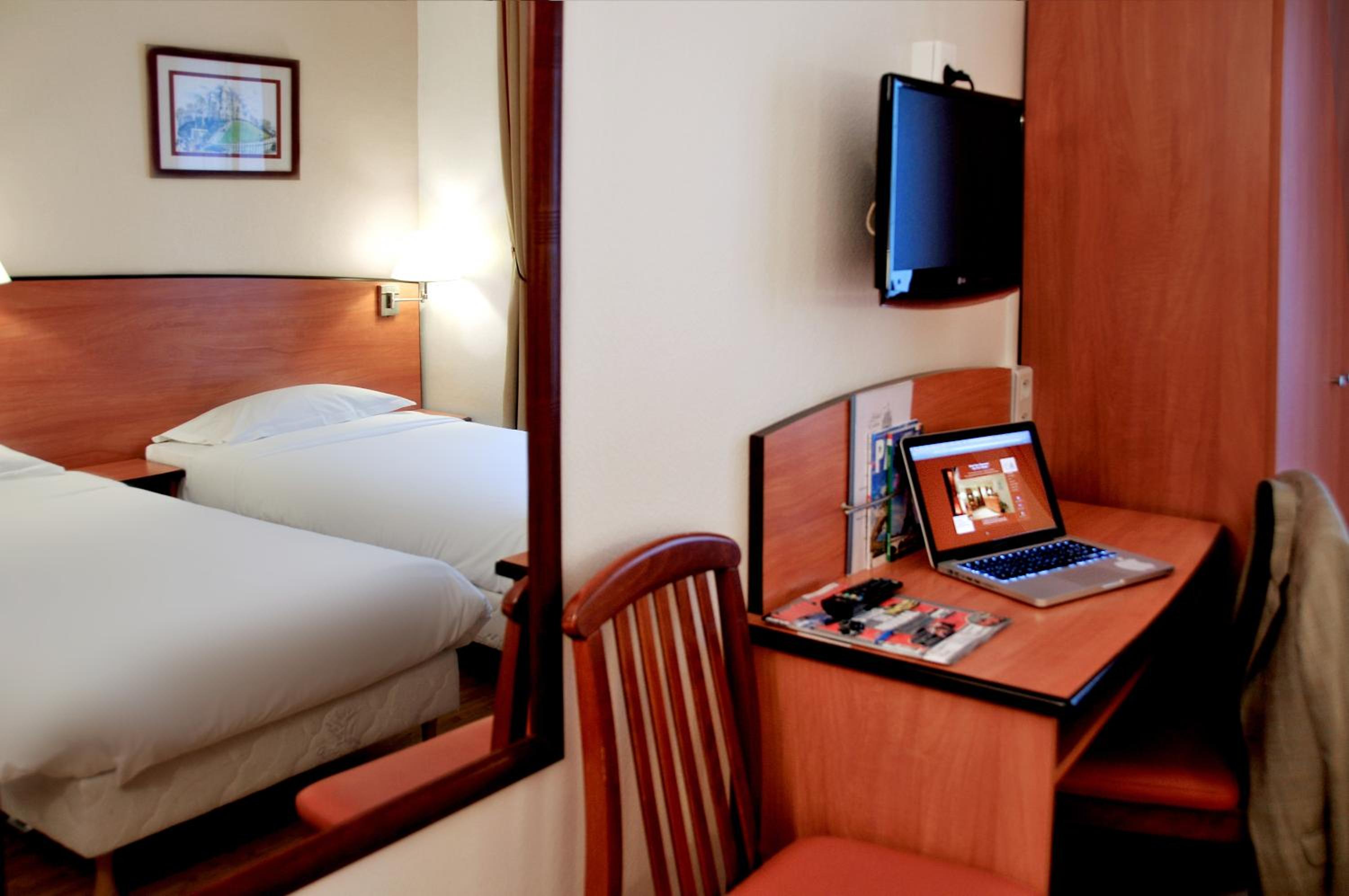 Superior Twin Room thumbnail 5