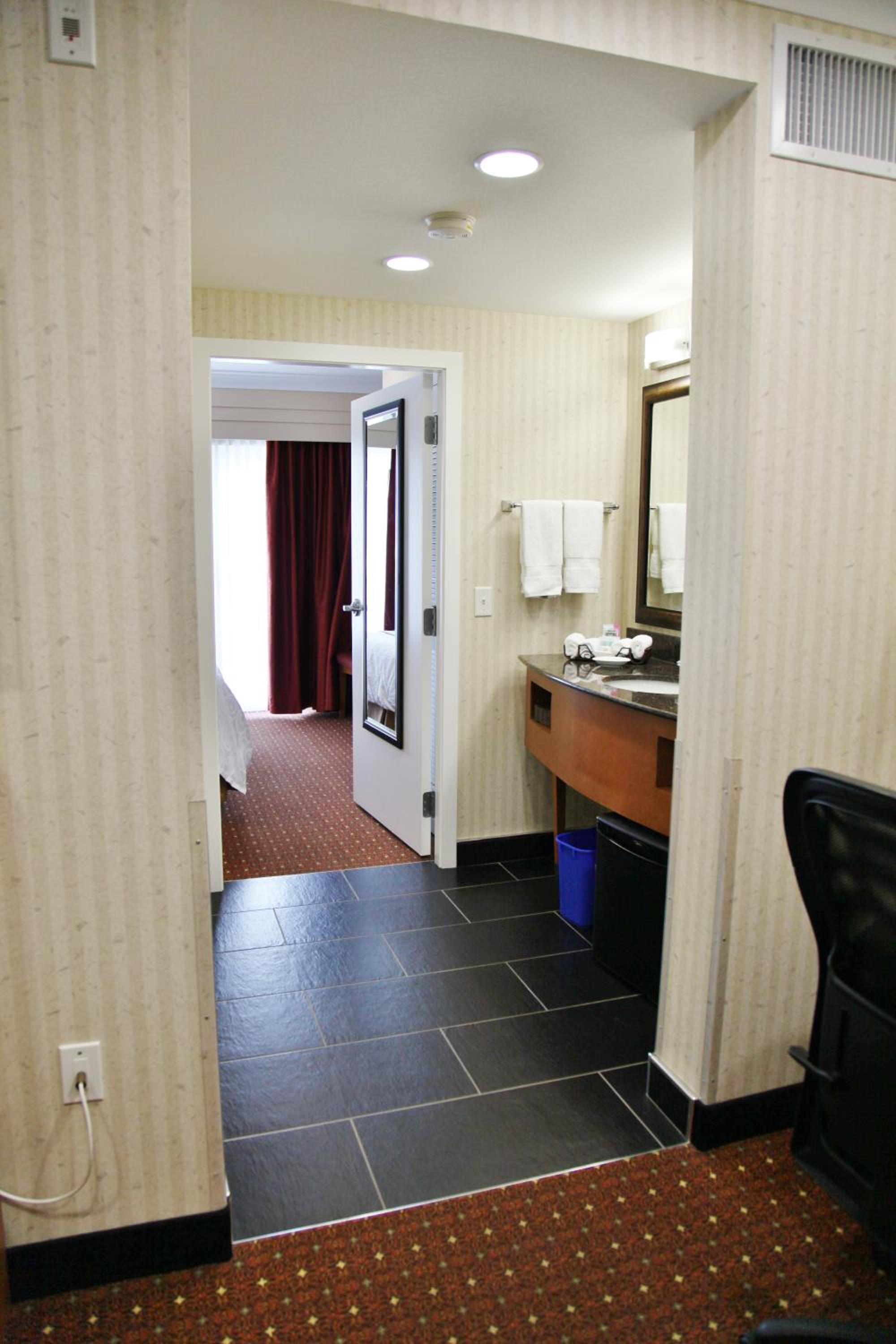 Queen Suite - Non-Smoking - Photo 6