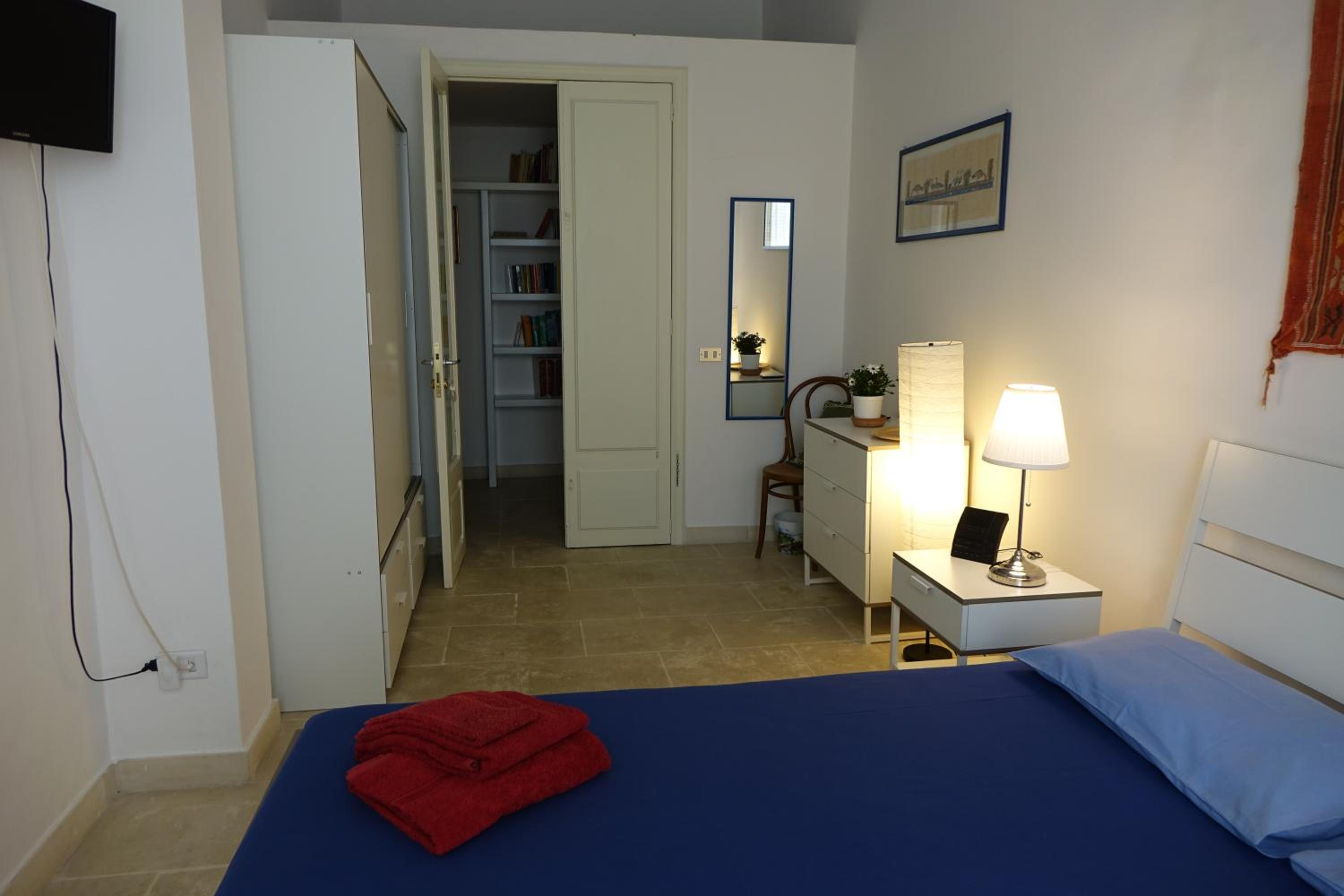 Queen Room with Shared Bathroom photo 3