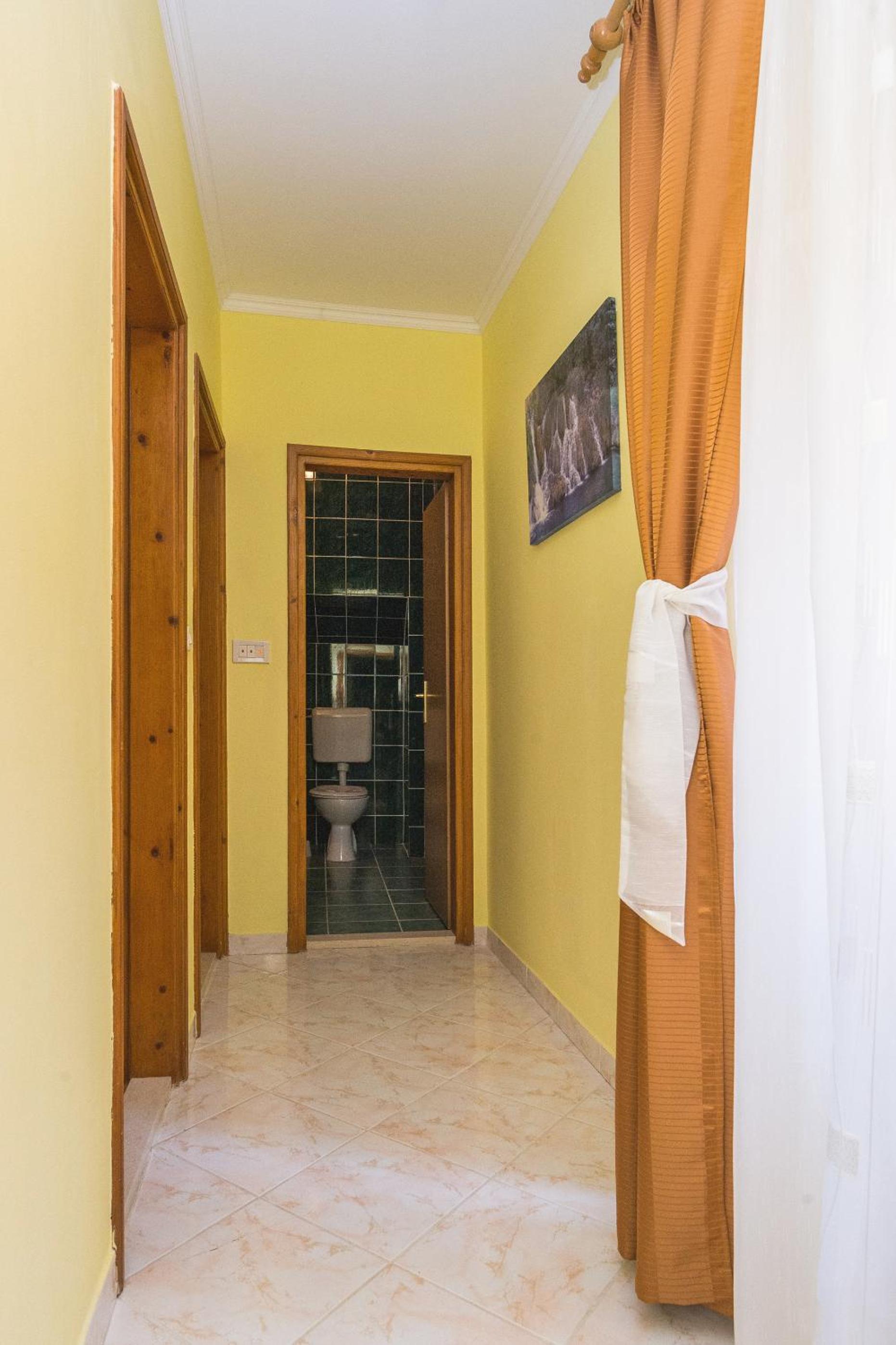 One-Bedroom Apartment - Photo 9