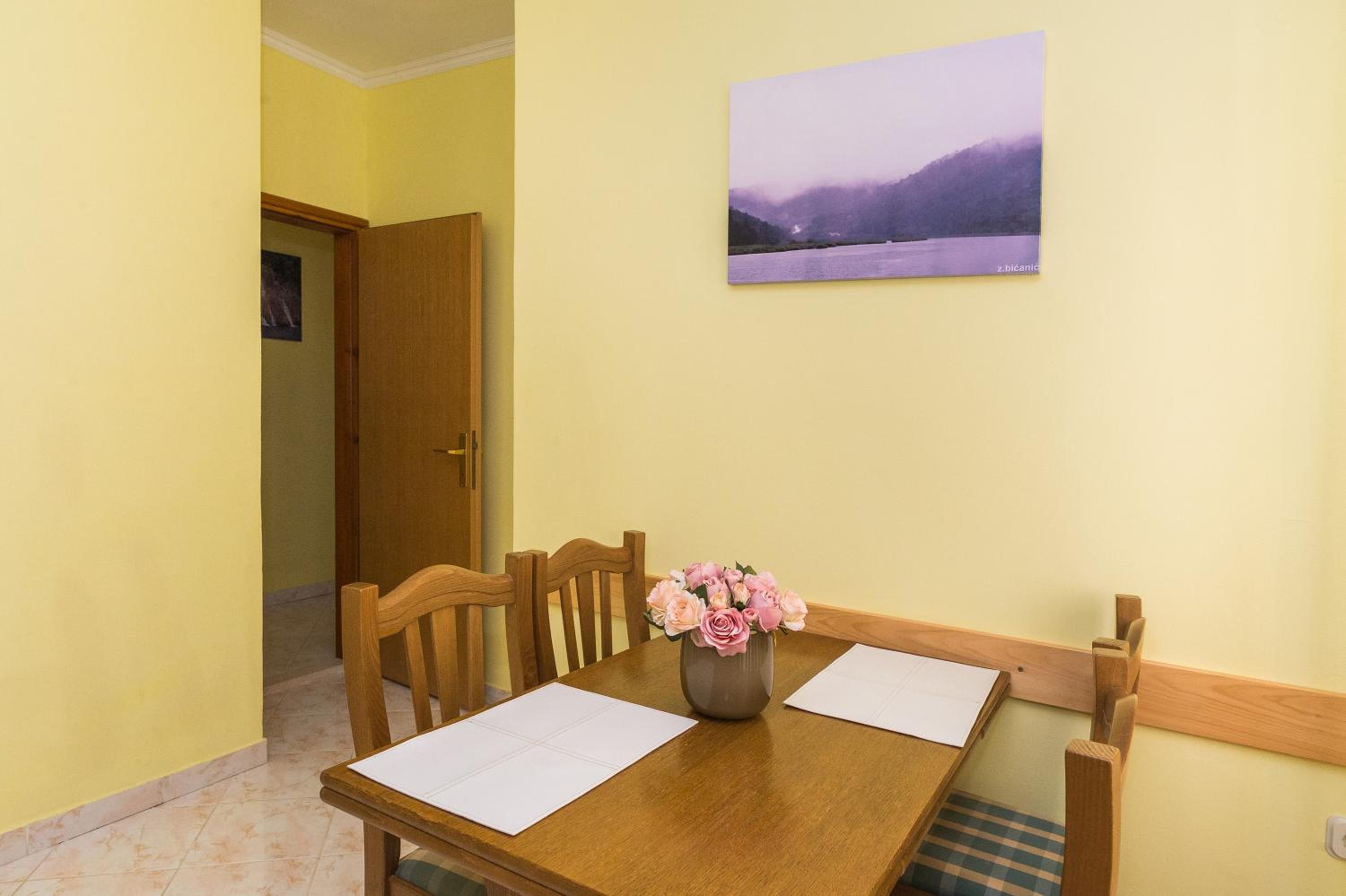 One-Bedroom Apartment - Photo 7