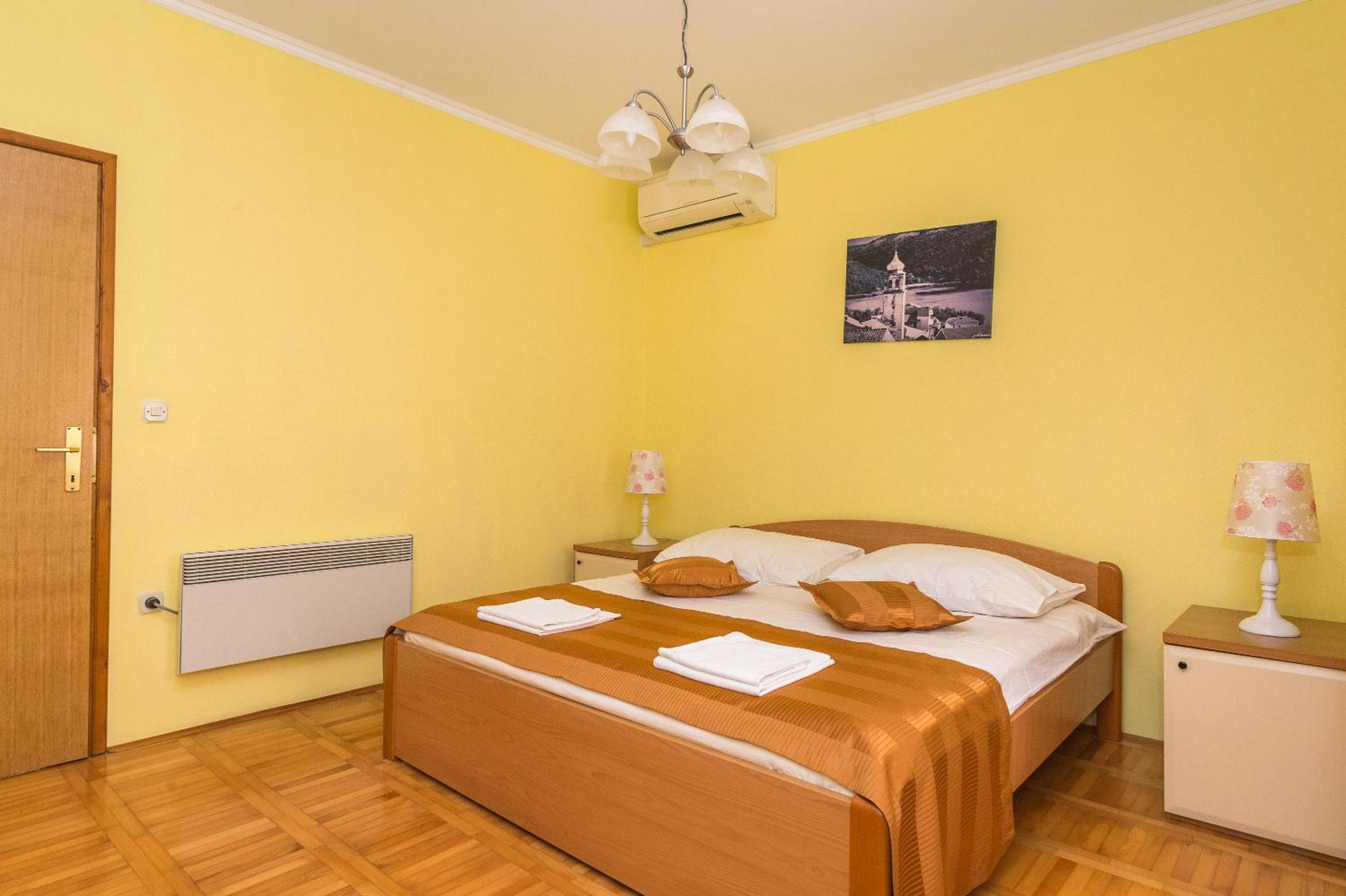One-Bedroom Apartment - Photo 1