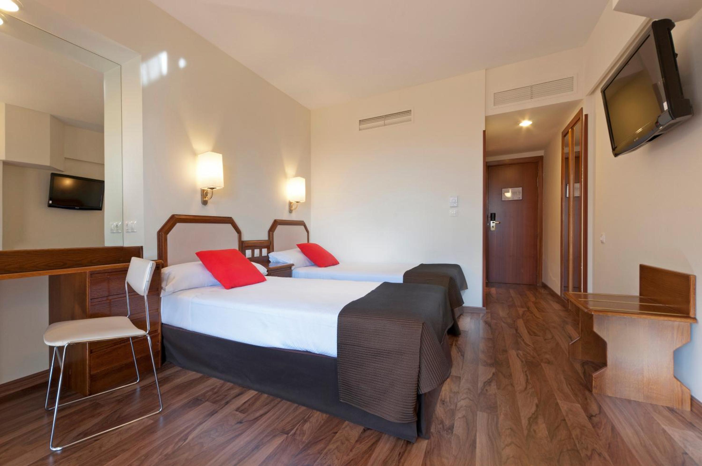 Twin Room (1-2 Adults) - Photo 1