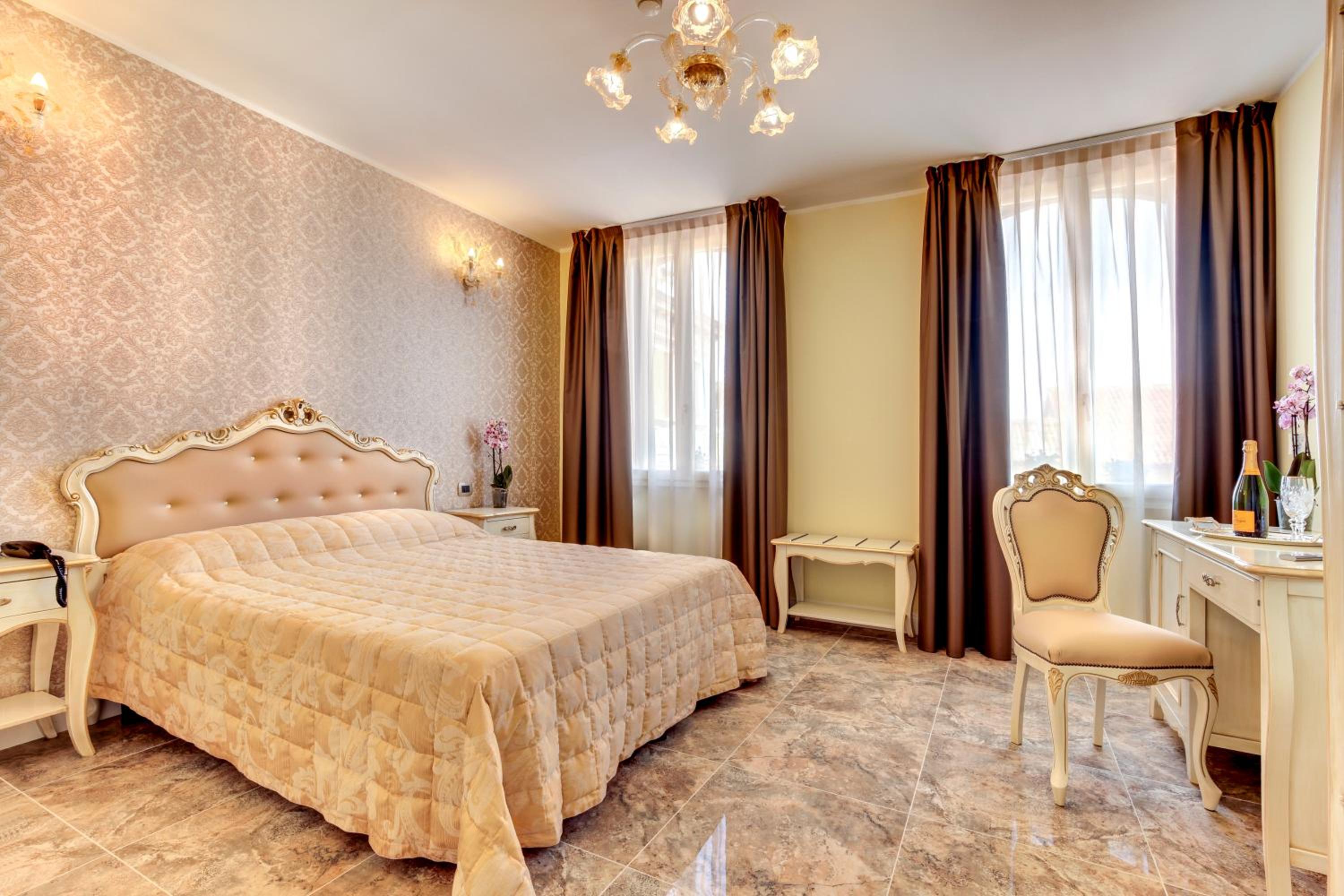 Deluxe Double or Twin Room - Photo 8