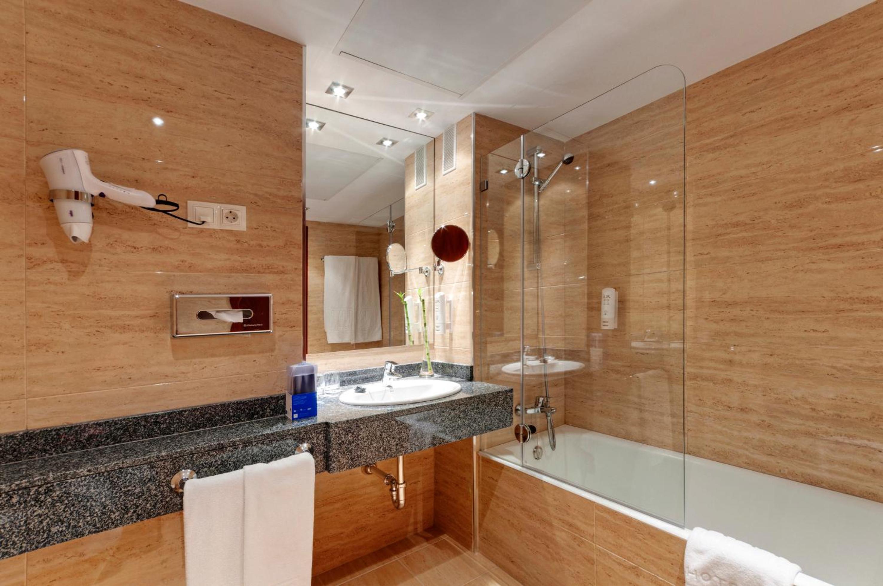 Twin Room (1-2 Adults) - Photo 8